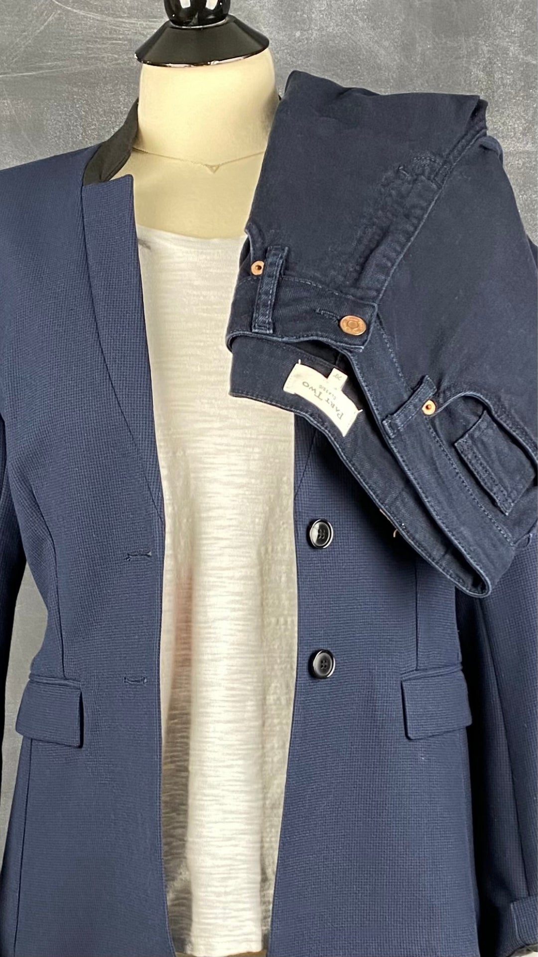 Chandail crème à manche légèrement ballon, Yerse, taille small. Vue de l'agencement avec le blazer pied de poule Tristan et le pantalon en denim marine Part Two.