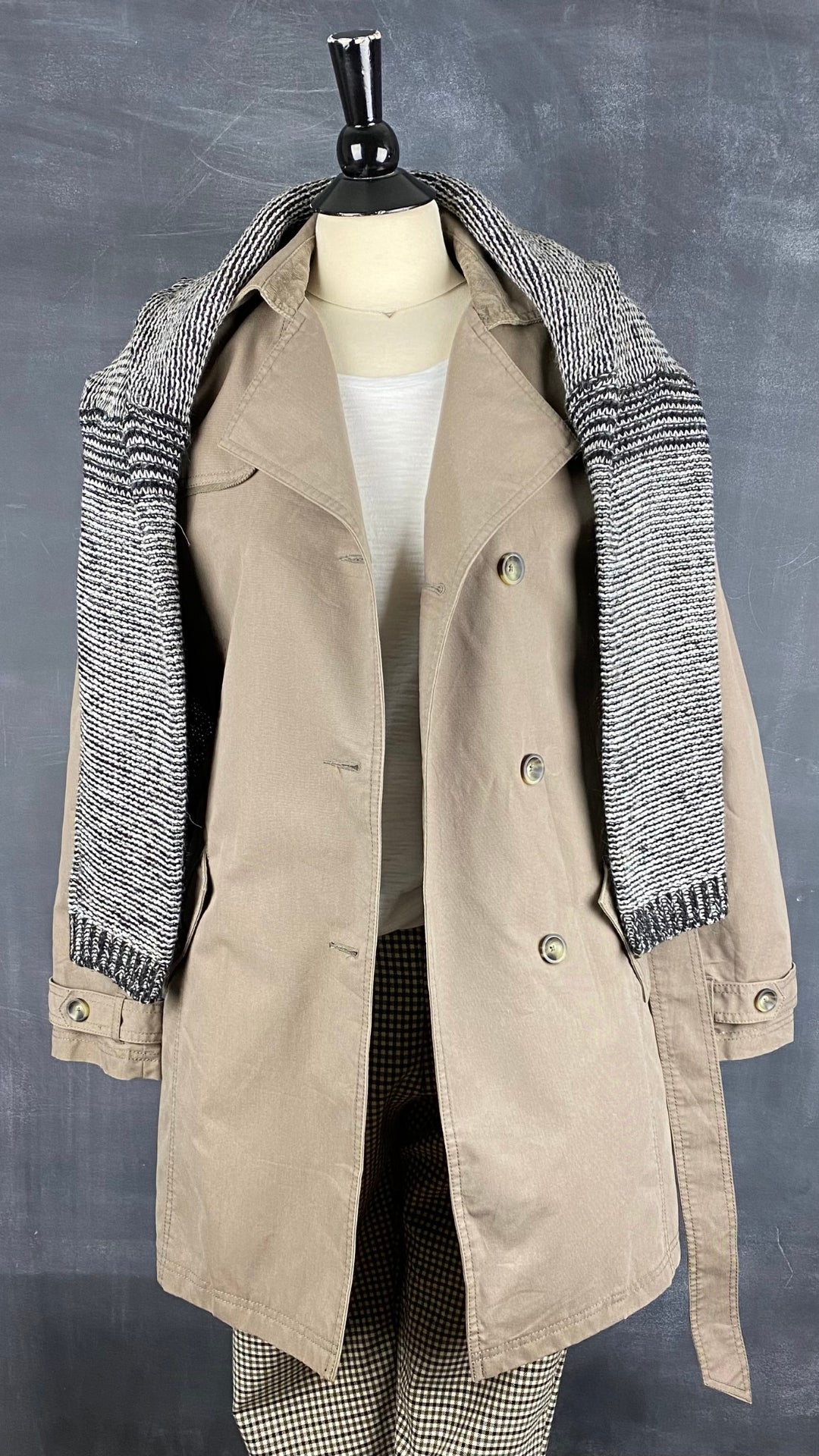 Chandail crème à manche légèrement ballon, Yerse, taille small. Vue de l'agencement avec le trench taupe, le pantalon pied de poule et le tricot étoile.