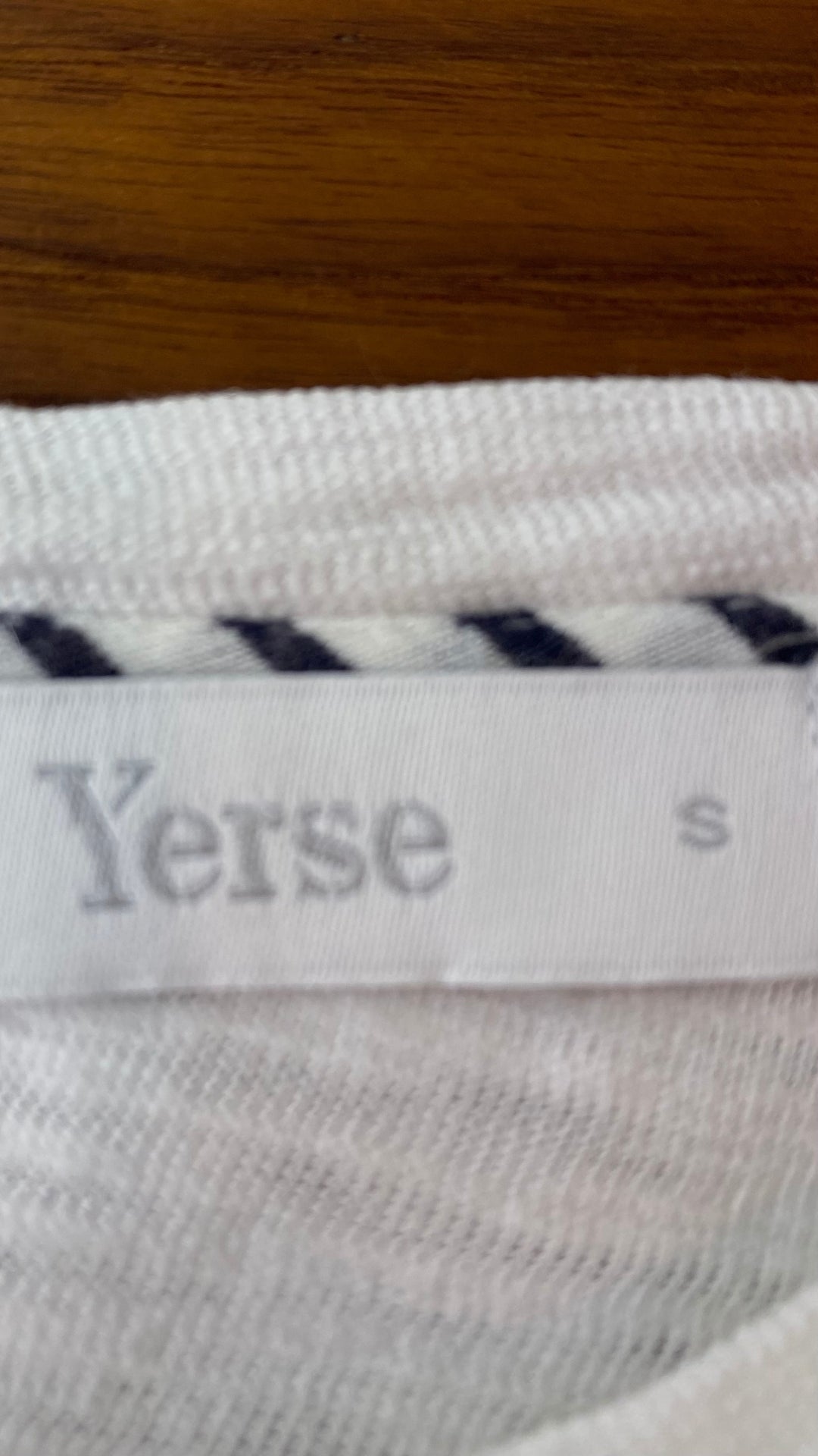 Chandail crème à manche légèrement ballon, Yerse, taille small. Vue de l'étiquette de marque et taille.