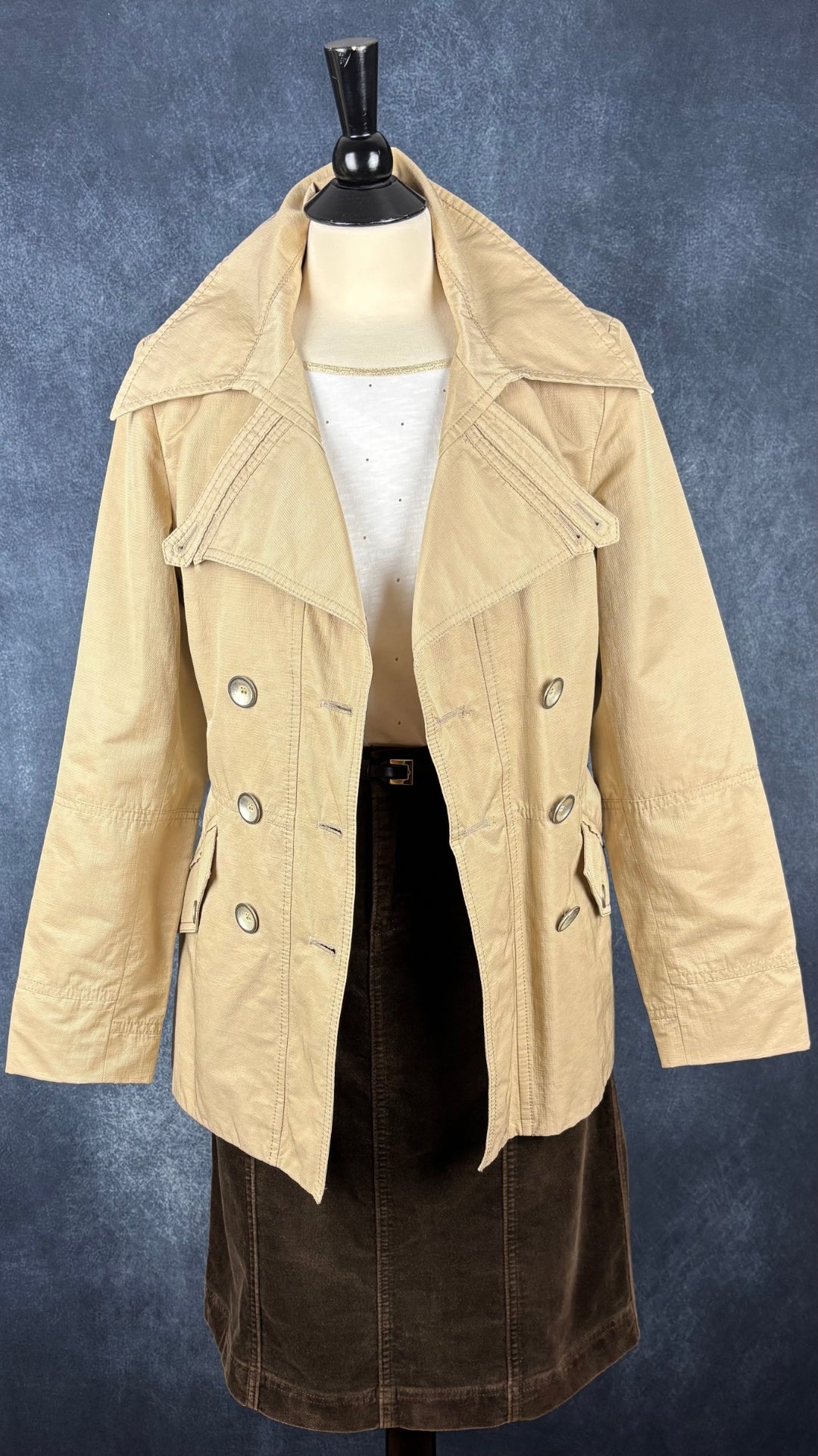 Chandail crème à pois dorés Des Petits Hauts, taille m/l. Vue de l'agencement avec le manteau style trench beige doré et la jupe en velours moka Tristan & Iseut.