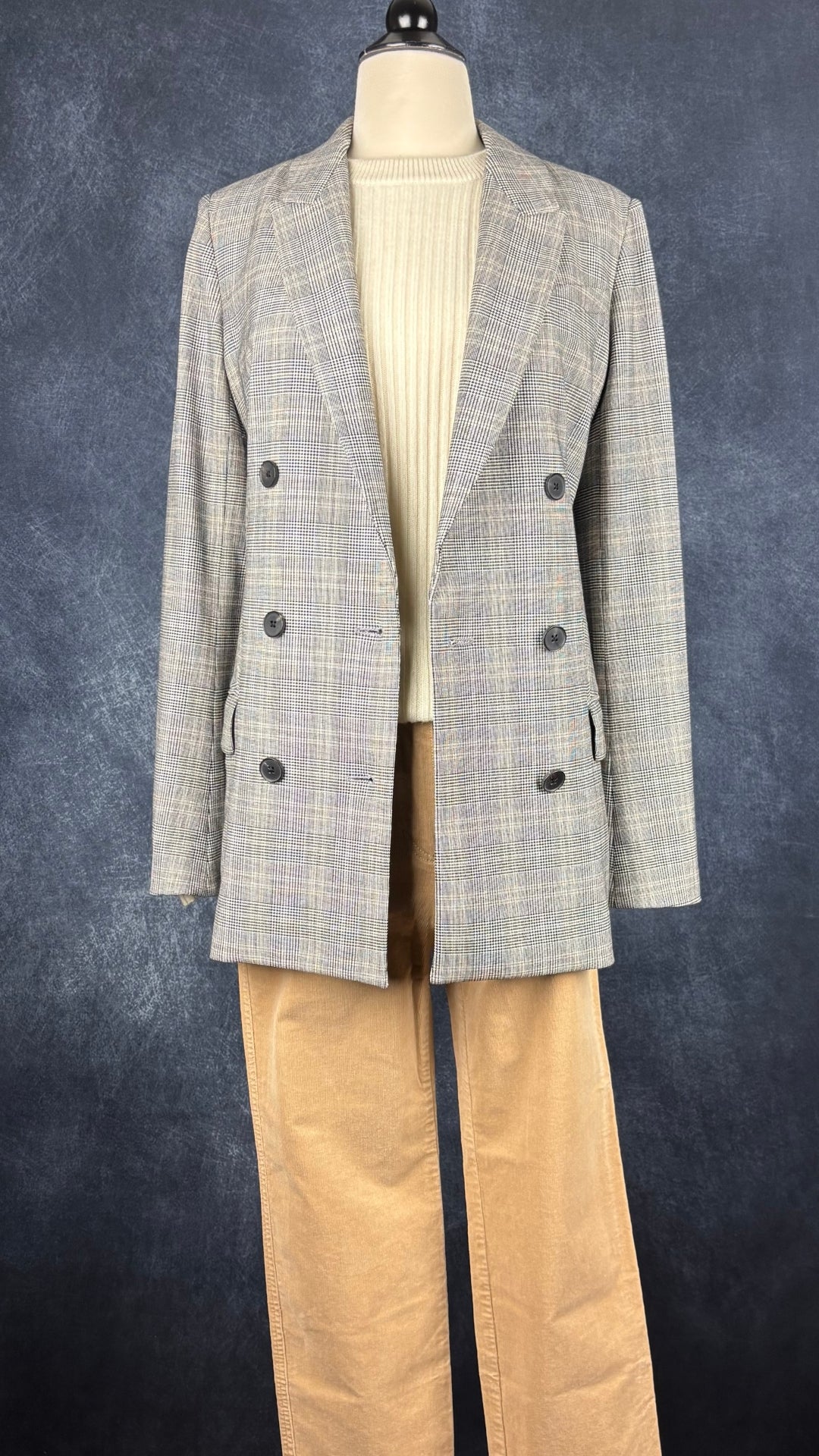 Chandail crème en tricot de cachemire Club Monaco, taille small. Vue de l'agencement avec le pantalon en velours côtelé beige Olsen et le blazer à carreaux ample Babaton.