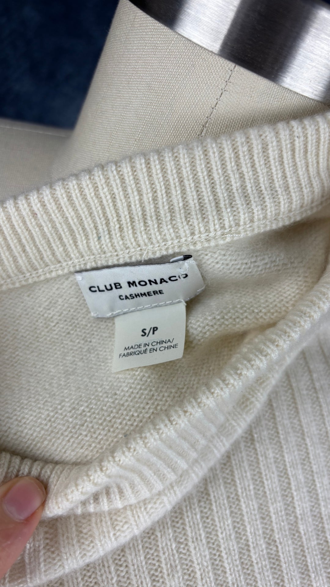 Chandail crème en tricot de cachemire Club Monaco, taille small. Vue de l'étiquette.