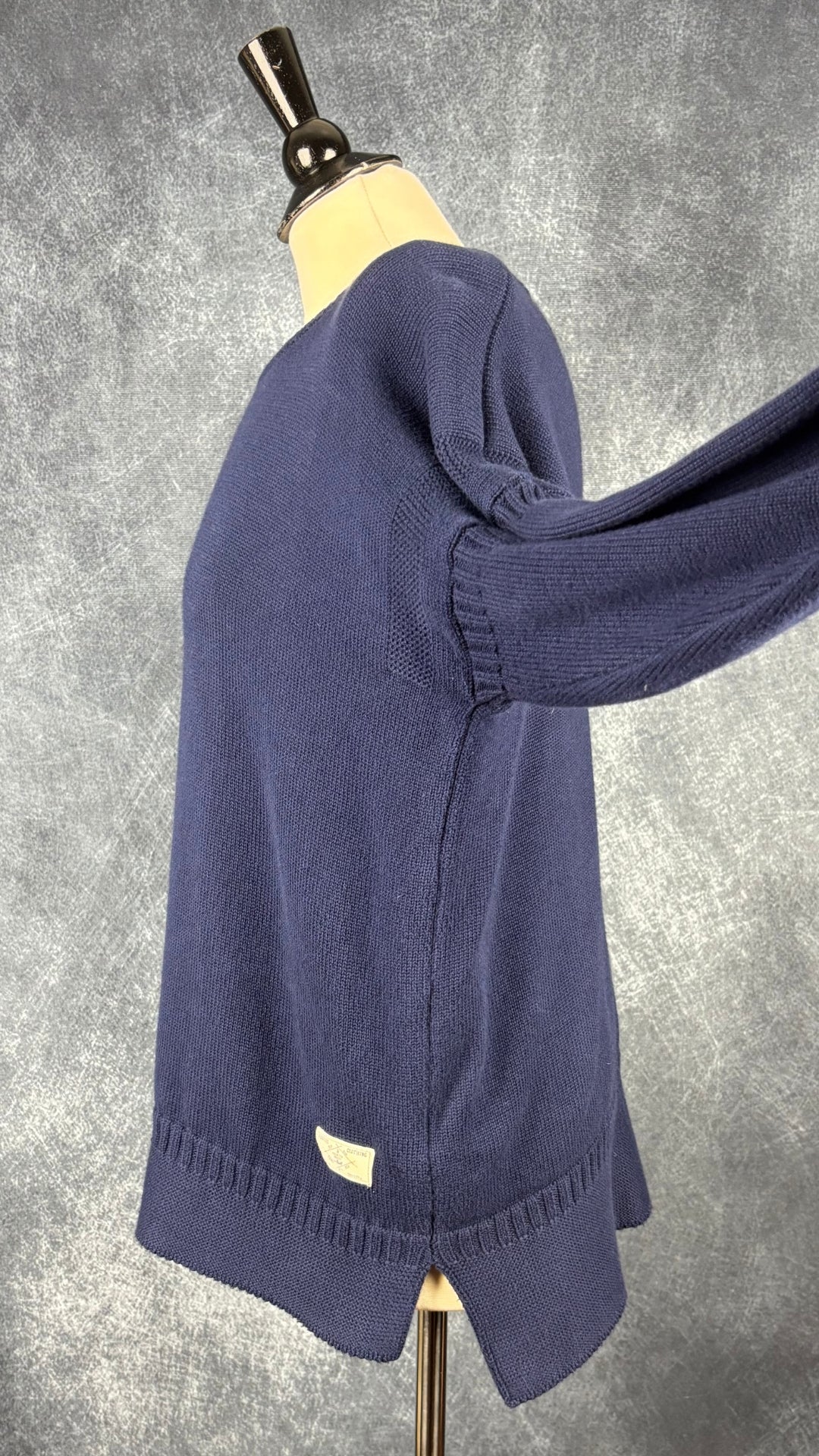Chandail en doux tricot de coton Joules (marine ou rouge clair), taille 10 (large/xl). Vue de côté, manche relevée du tricot marine.
