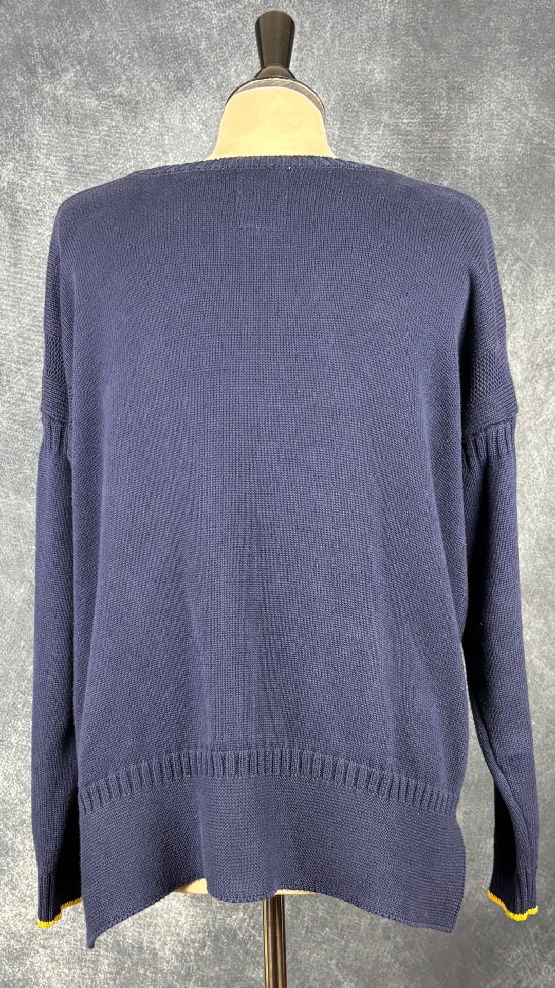 Chandail en doux tricot de coton Joules (marine ou rouge clair), taille 10 (large/xl). Vue de dos du tricot marine.