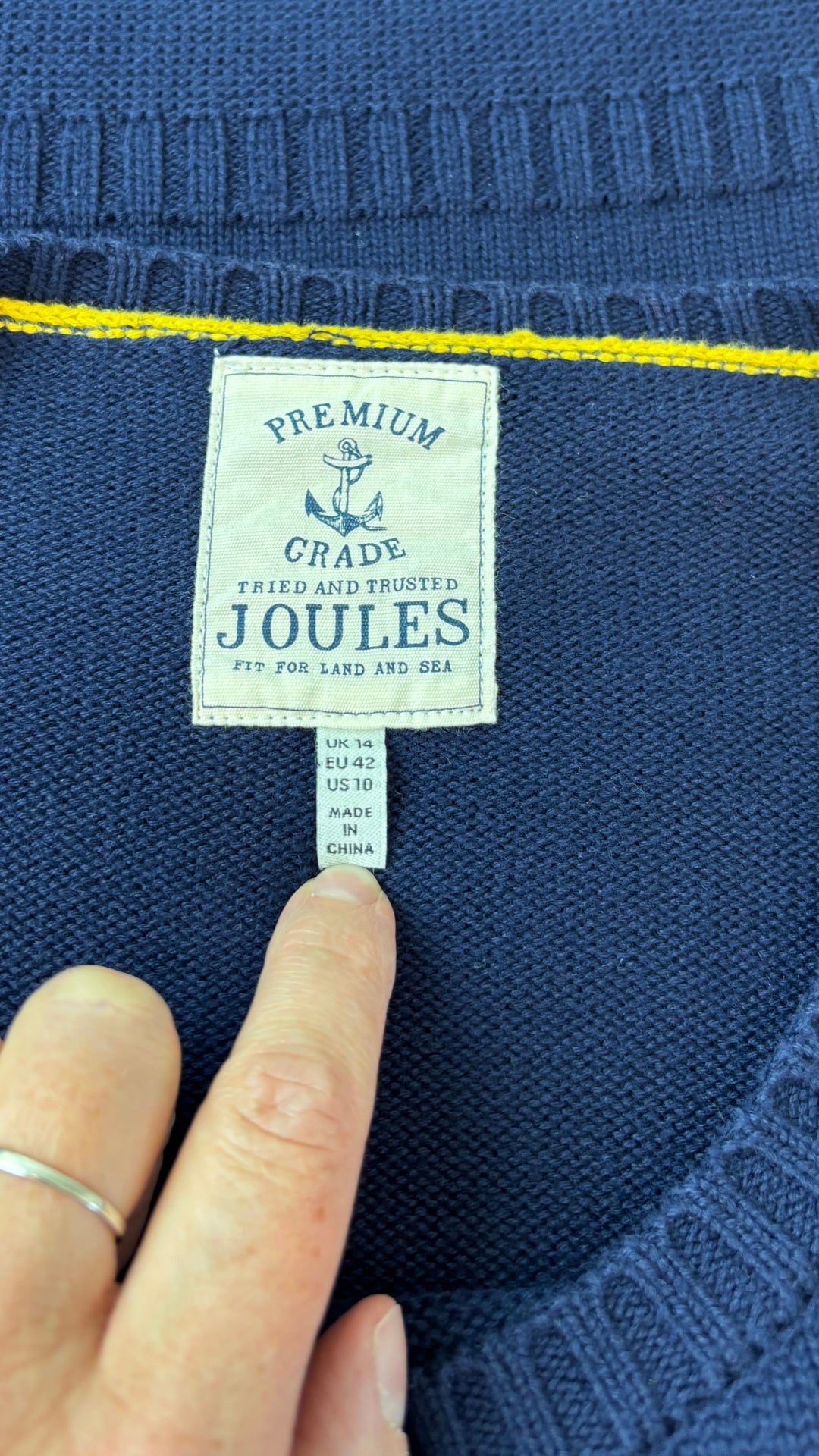 Chandail en doux tricot de coton Joules (marine ou rouge clair), taille 10 (large/xl). Vue de l'étiquette du tricot marine.