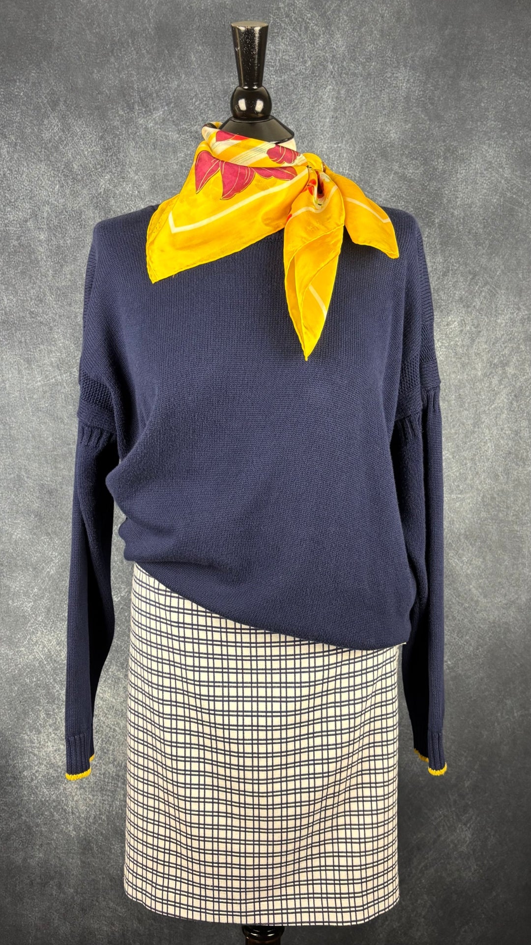 Chandail en doux tricot de coton Joules (marine ou rouge clair), taille 10 (large/xl). Vue de l'agencement avec le foulard en soie florale jaune et la jupe à carreaux Lisette L avec le tricot marine.
