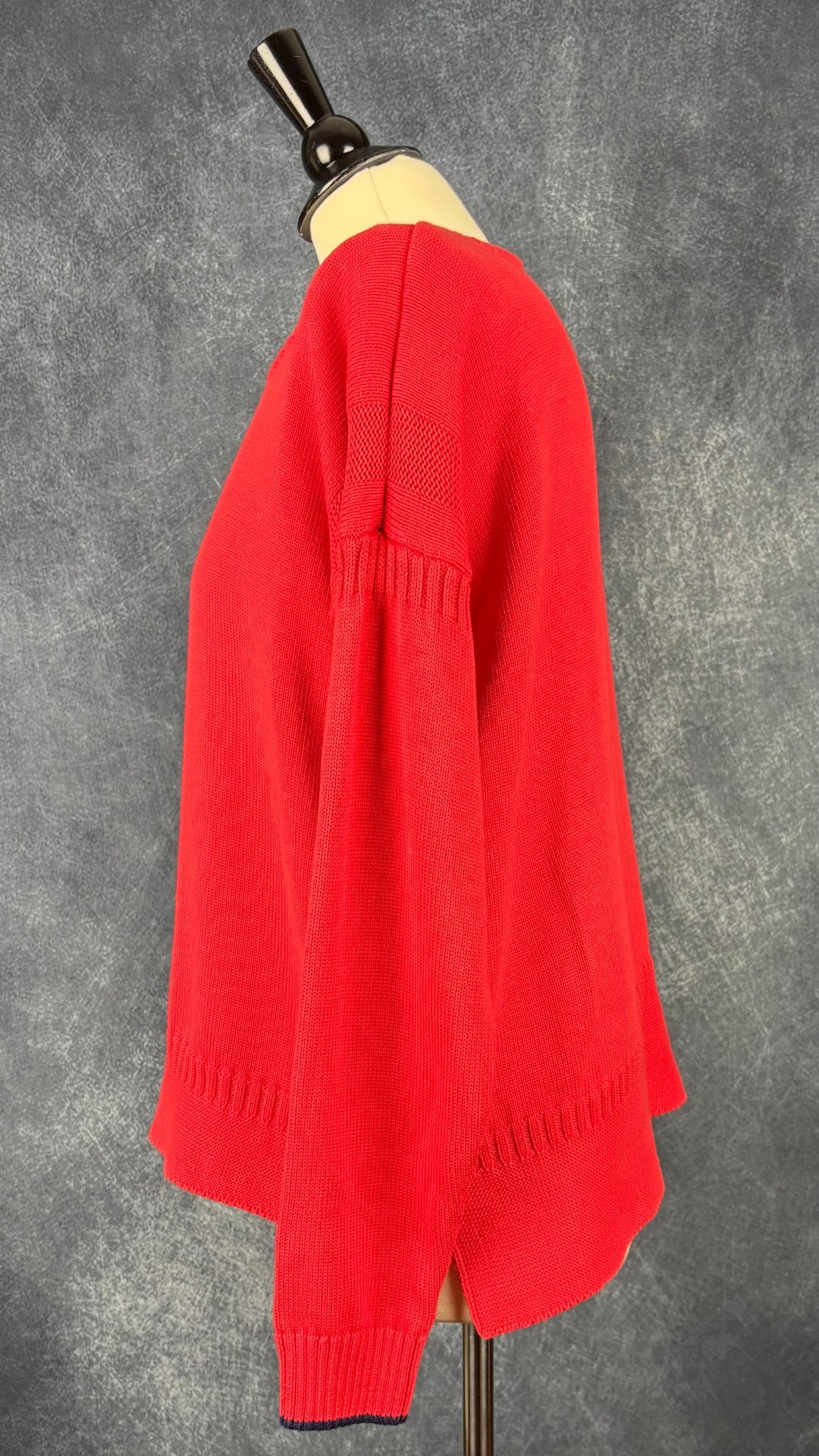 Chandail en doux tricot de coton Joules (marine ou rouge clair), taille 10 (large/xl). Vue de côté, du tricot rouge clair.