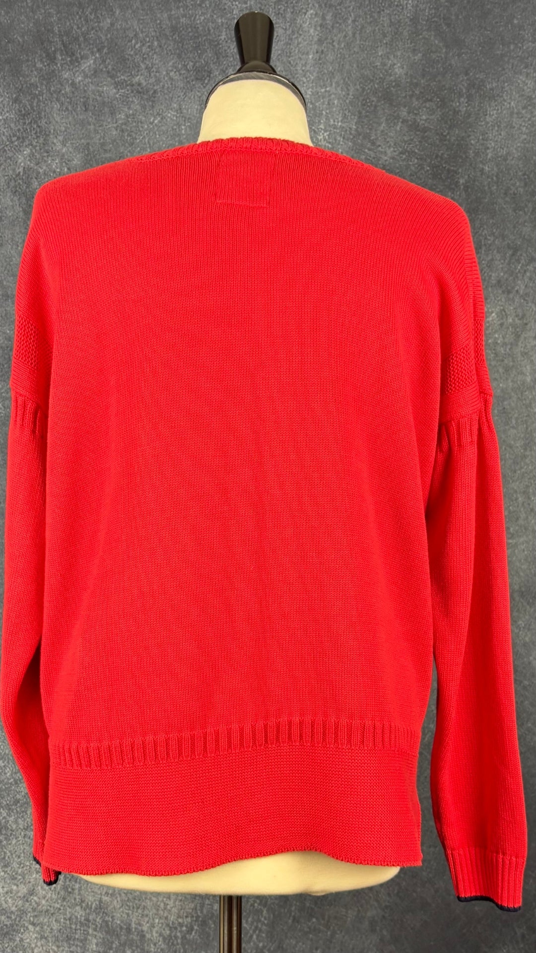 Chandail en doux tricot de coton Joules (marine ou rouge clair), taille 10 (large/xl). Vue de dos du tricot rouge clair.