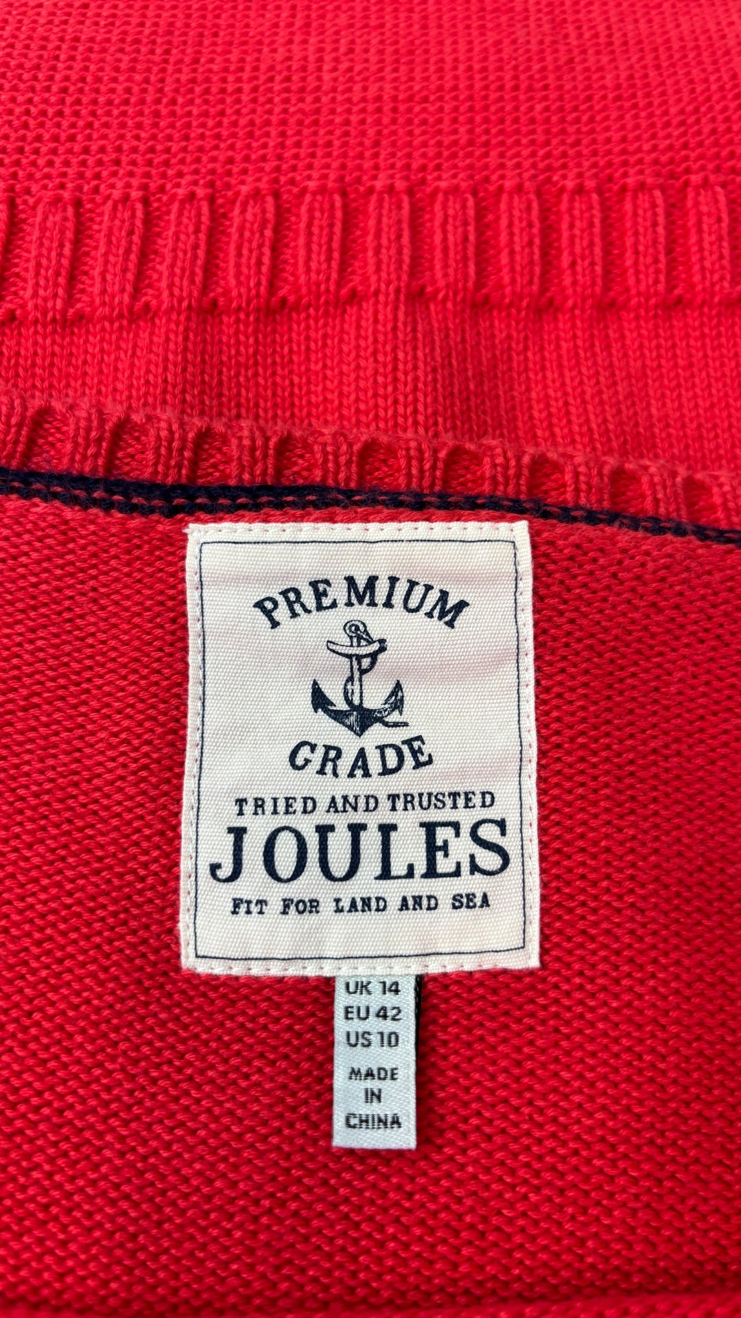 Chandail en doux tricot de coton Joules (marine ou rouge clair), taille 10 (large/xl). Vue de l'étiquette du tricot rouge clair.