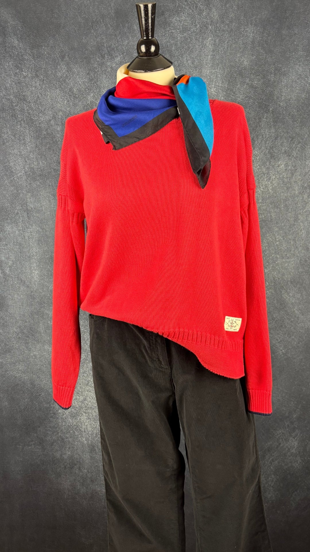 Chandail en doux tricot de coton Joules (marine ou rouge clair), taille 10 (large/xl). Vue de l'agencement avec le pantalon en velours côtelé Saint James et le foulard Simon Chang, avec le tricot rouge clair.