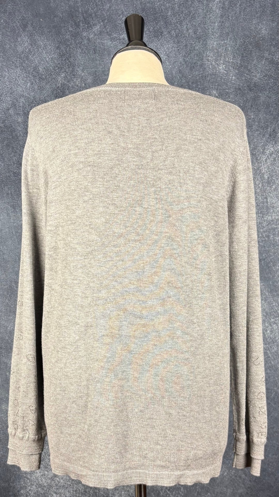 Chandail en fin tricot gris chiné avec insertions de cristaux en forme de lettres de l'alphabet au bas des manches Leo & Ugo, taille 4 (large). Vue de dos.