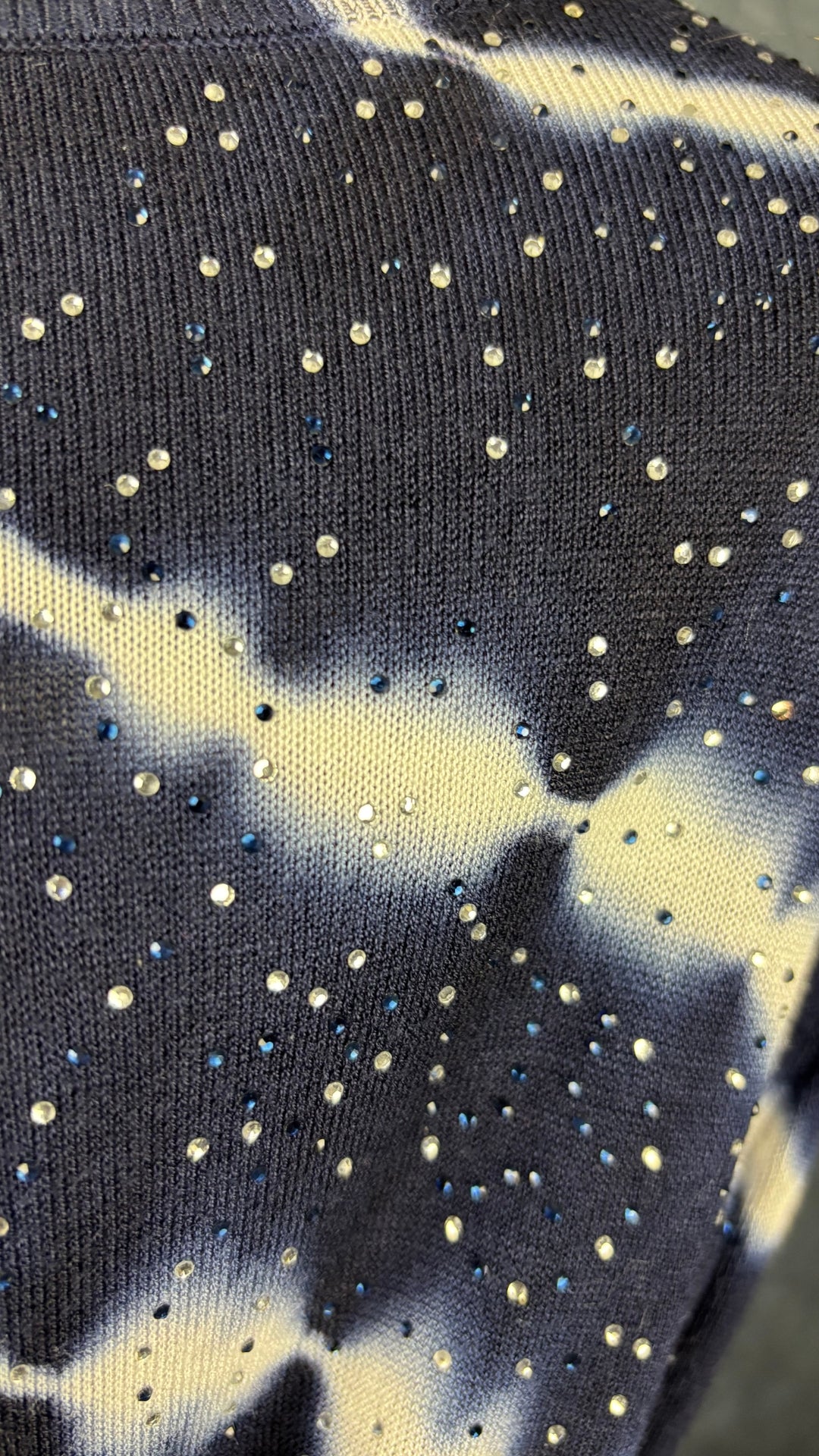 Chandail bleu et blanc en fin tricot tie dye avec brillants à l'épaule Desigual, taille medium. Vue de près des brillants.