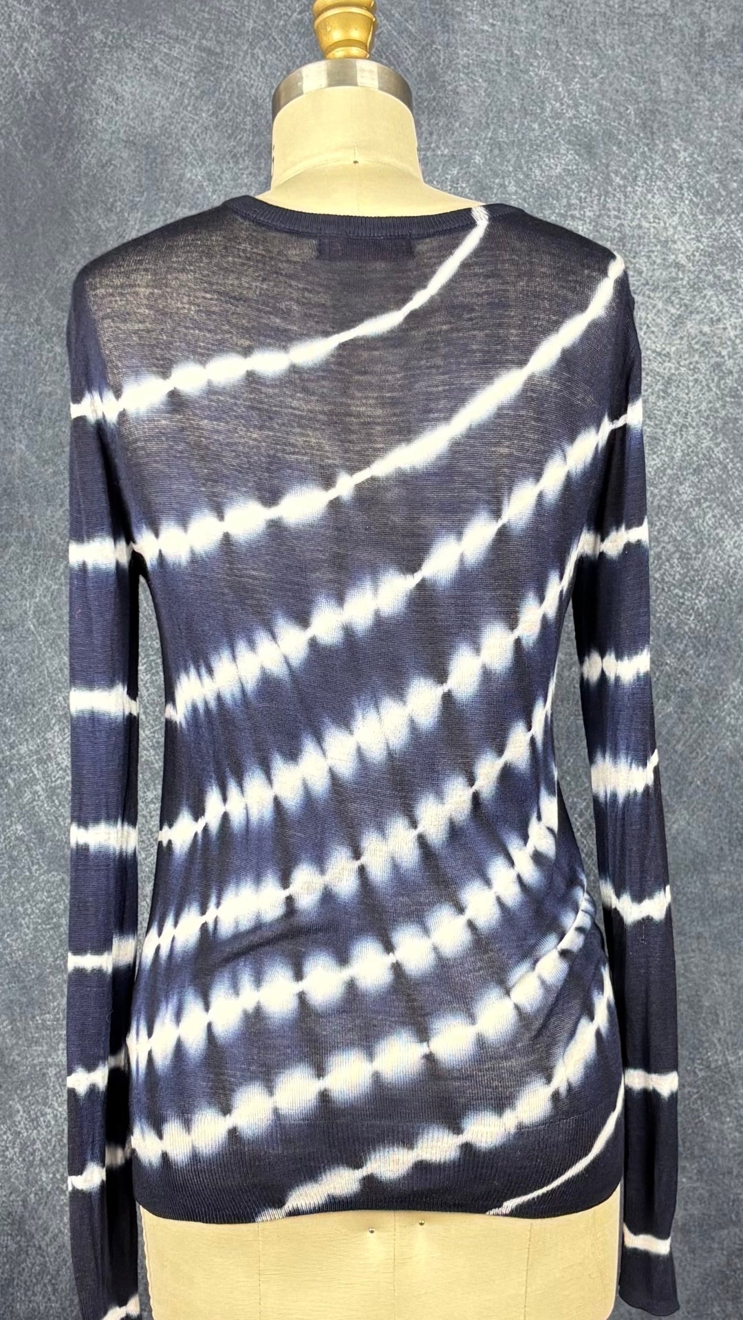 Chandail bleu et blanc en fin tricot tie dye avec brillants à l'épaule Desigual, taille medium. Vue de dos.