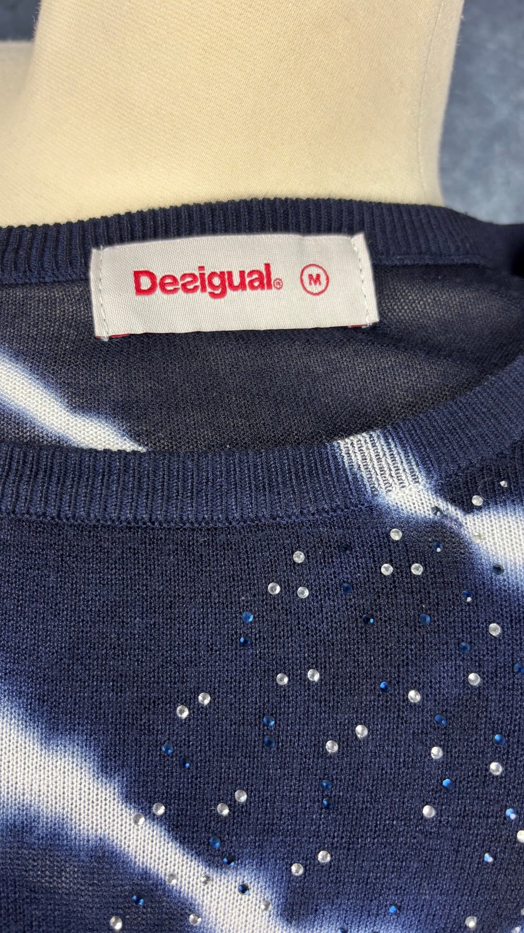 Chandail bleu et blanc en fin tricot tie dye avec brillants à l'épaule Desigual, taille medium. Vue de l'étiquette.