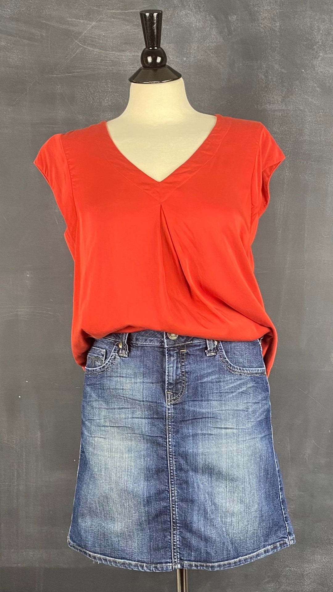 Chandail fluide ample à col en V et découpes au dos Maeve by Anthropologie, taille small. Vue de l'agencement avec la jupe en jeans Mavi.