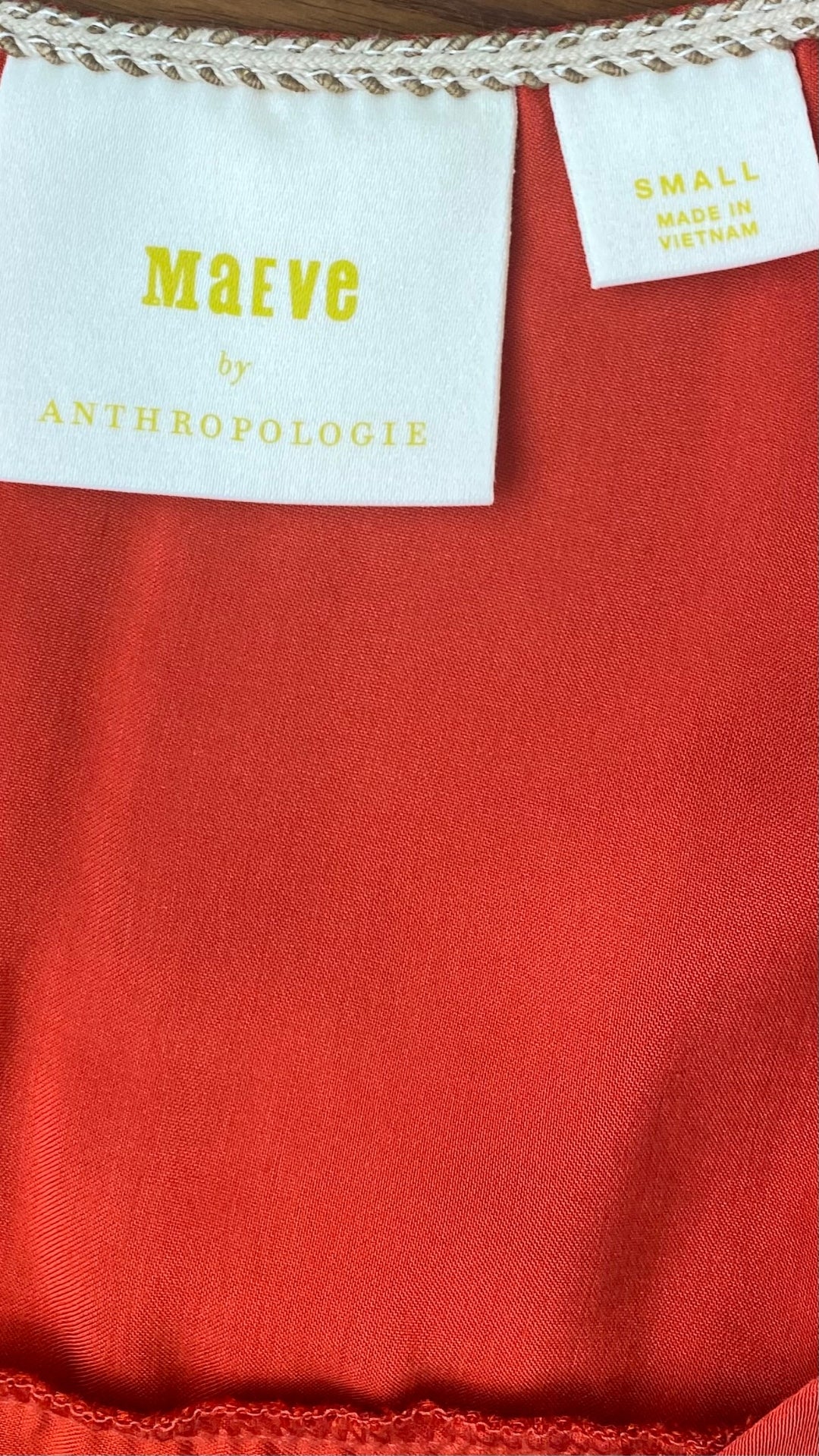 Chandail fluide ample à col en V et découpes au dos Maeve by Anthropologie, taille small. Vue de l'étiquette de marque et taille.