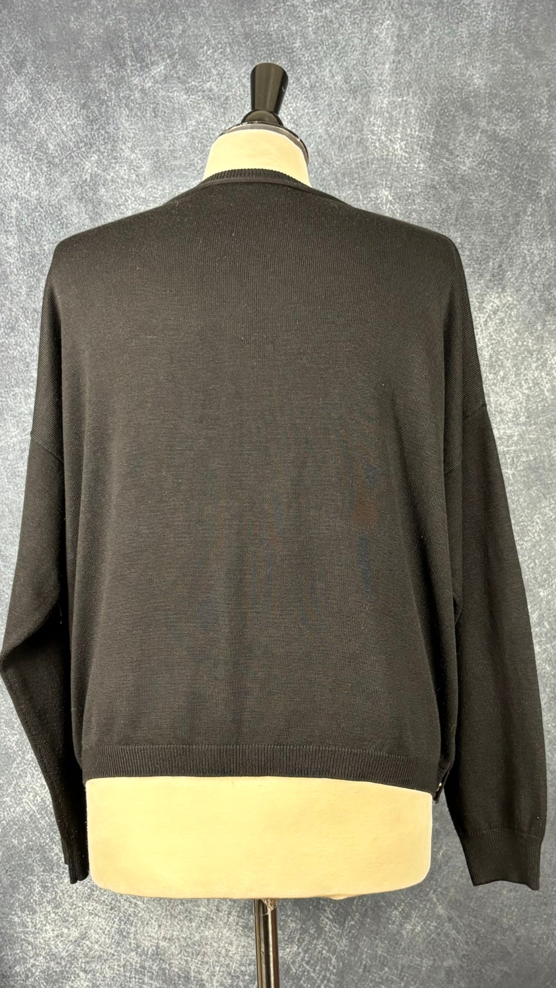 Chandail InWear en tricot doux noir et boutons pression sur les côtés, taille large. Vue de dos.