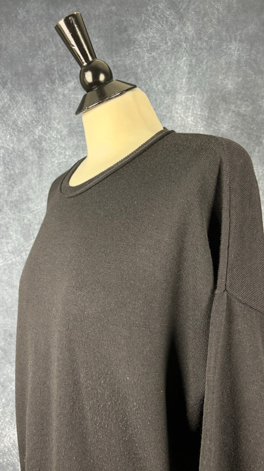 Chandail InWear en tricot doux noir et boutons pression sur les côtés, taille large. Vue de l'encolure.