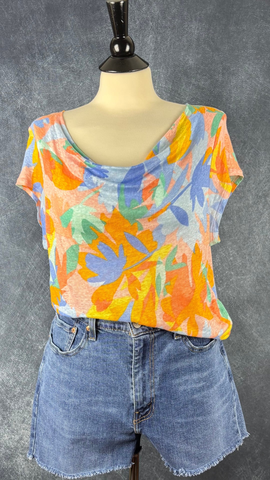 Chandail en lin coloré avec large col baveux Joie, taille xl (peut aussi convenir à large). Vue de l'agencement avec le short en jeans Levi's.
