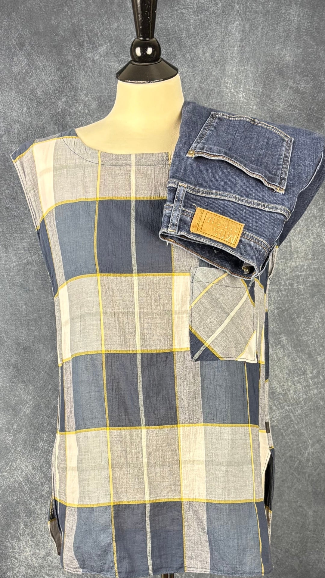 Chandail long et léger à grands carreaux Woolrich, taille small (fait grand). Vue de l'agencement avec le jeans foncé Mos Mosh.