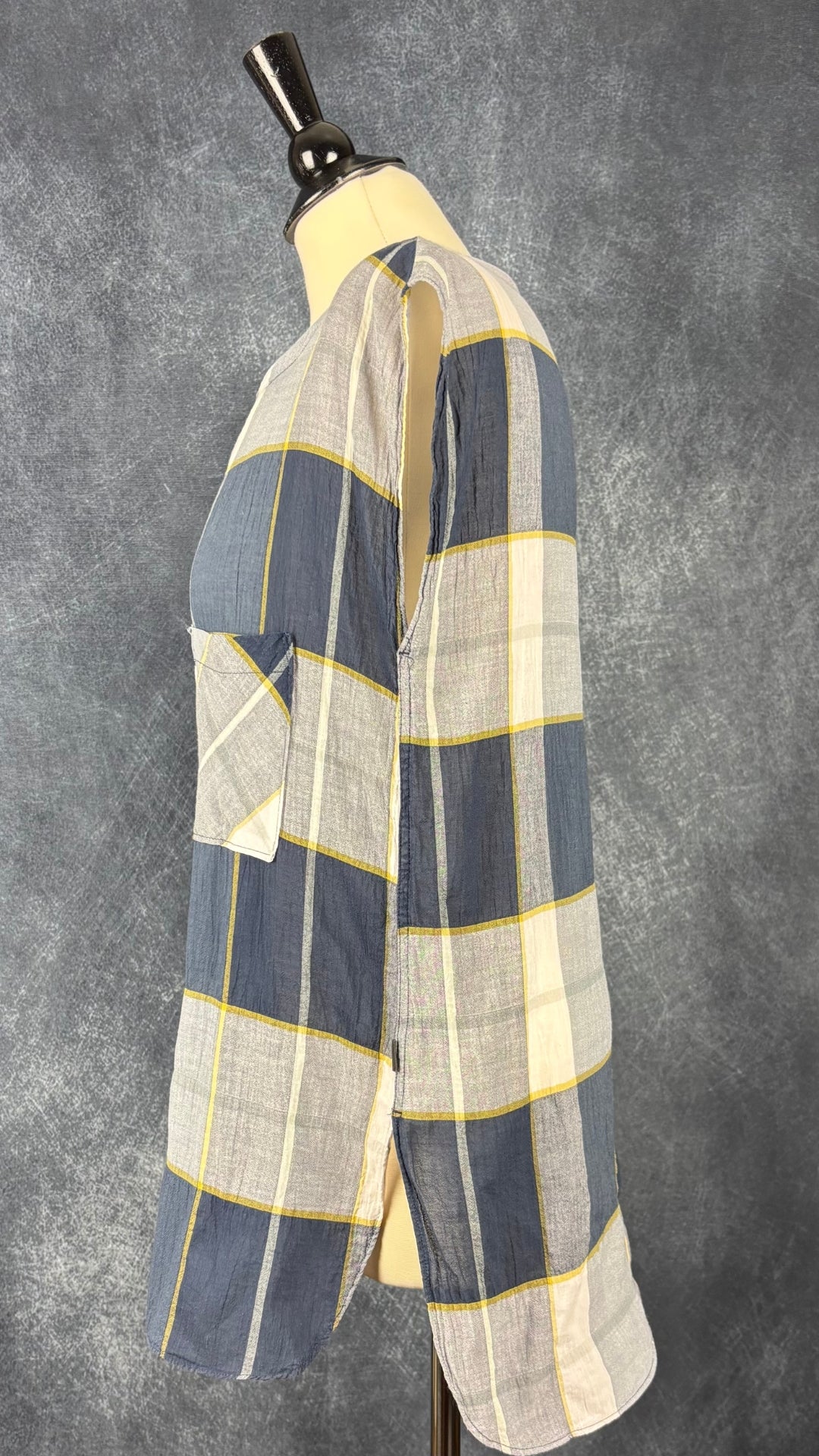 Chandail long et léger à grands carreaux Woolrich, taille small (fait grand). Vue de côté.
