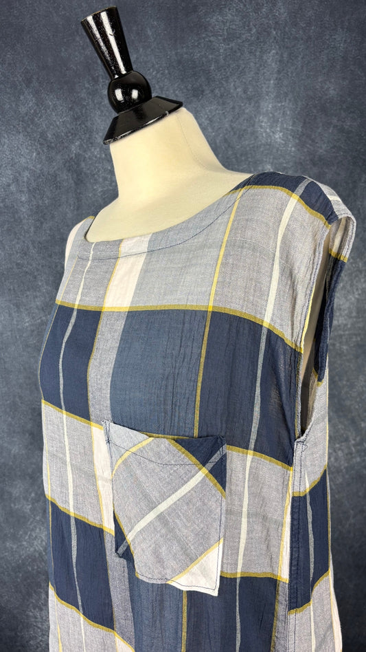 Chandail long et léger à grands carreaux Woolrich, taille small (fait grand). Vue de l'encolure.