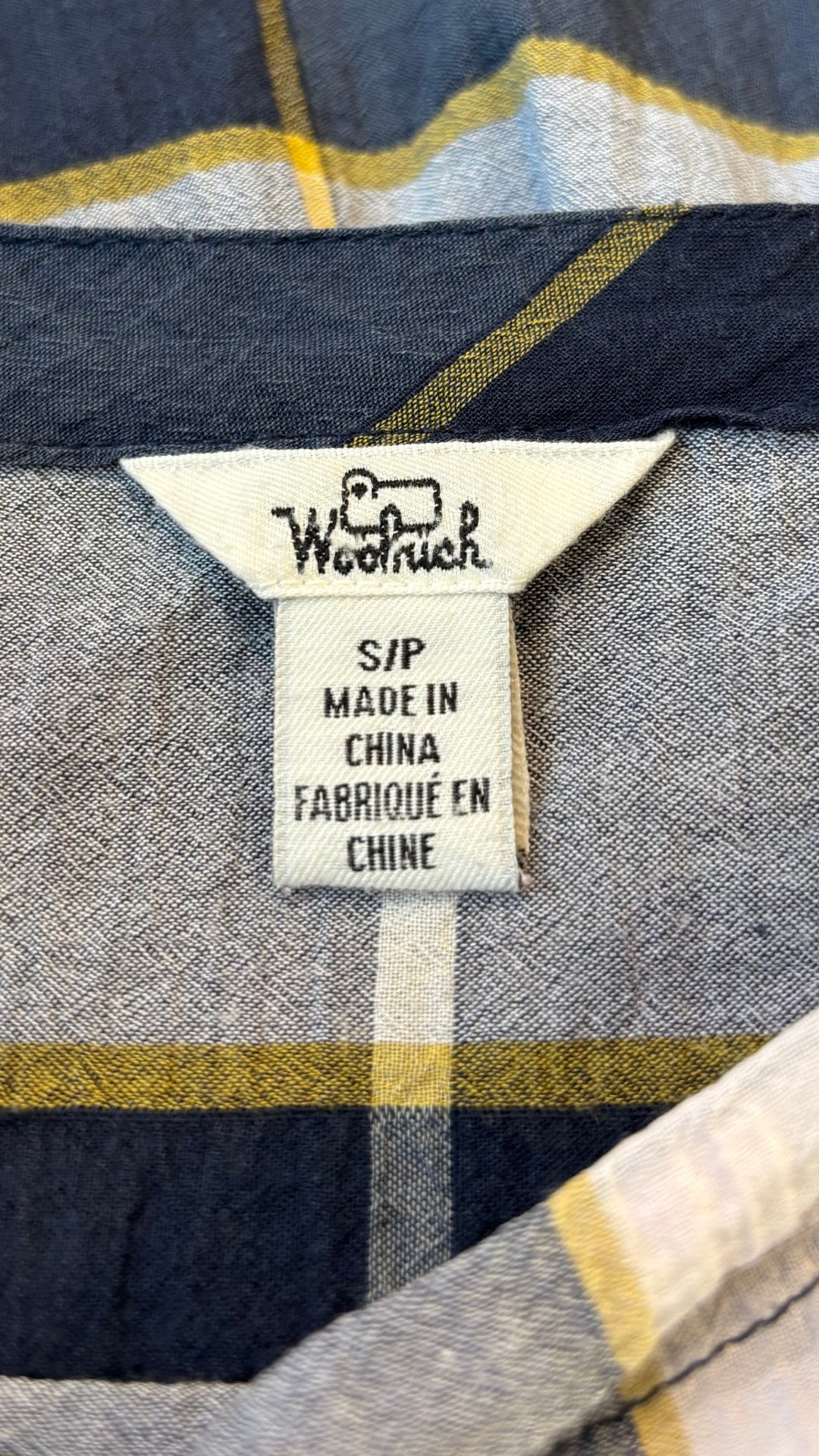Chandail long et léger à grands carreaux Woolrich, taille small (fait grand). Vue de l'étiquette.