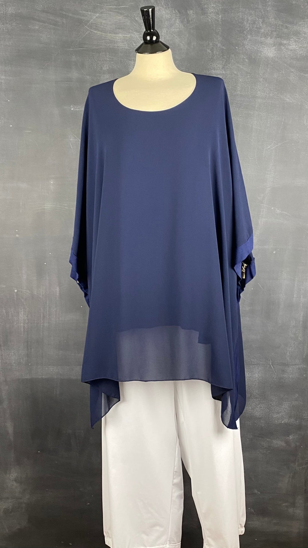Chandail marine à fermetures éclair sur les côtés 2W Paris, taille 4-5xl. Vue de l'agencement avec le pantalon blanc G!ozé fait au Portugal.