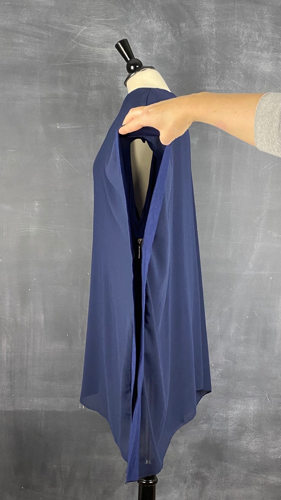Chandail marine à fermetures éclair sur les côtés 2W Paris, taille 4-5xl. Vue de côté.