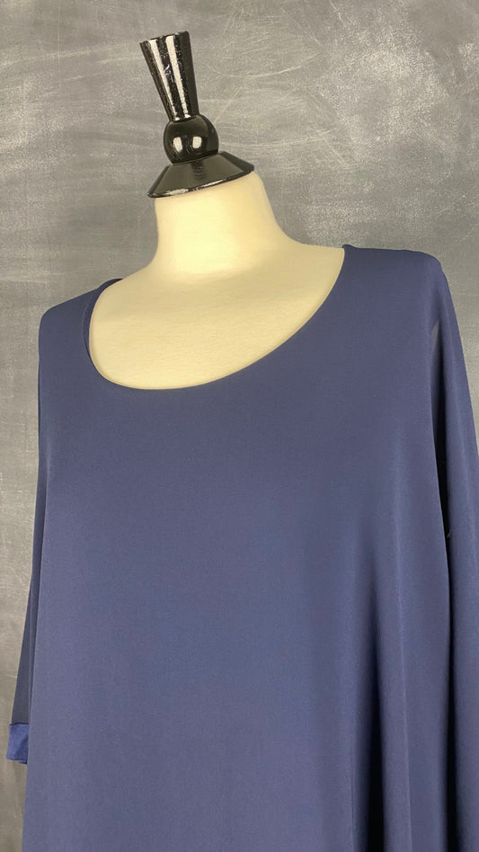 Chandail marine à fermetures éclair sur les côtés 2W Paris, taille 4-5xl. Vue de l'encolure.