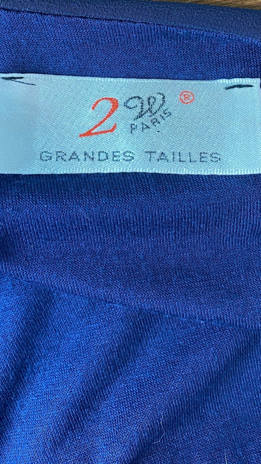 Chandail marine à fermetures éclair sur les côtés 2W Paris, taille 4-5xl. Vue de l'étiquette.