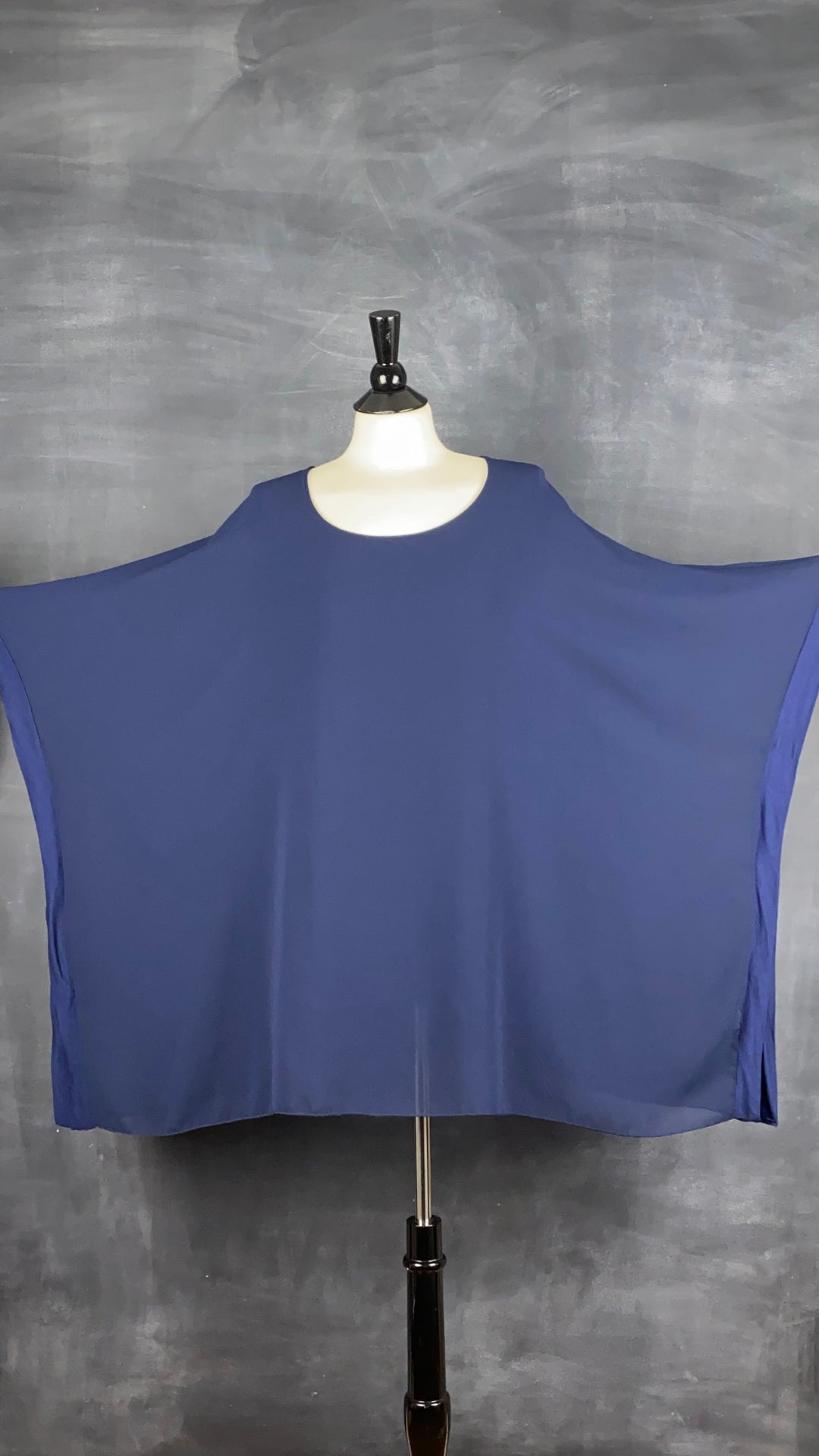 Chandail marine à fermetures éclair sur les côtés 2W Paris, taille 4-5xl. Vue de face, les manches relevées.