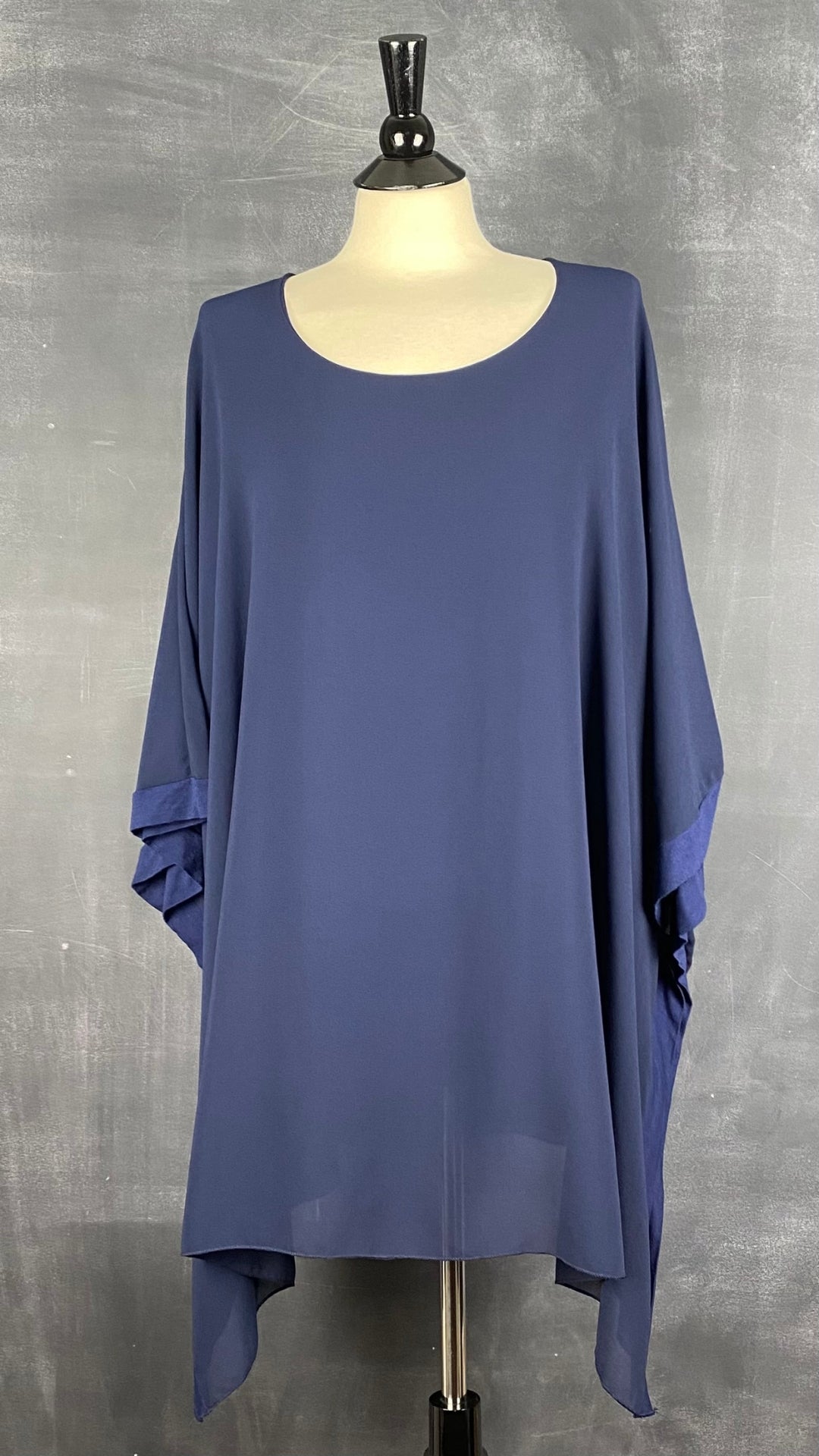 Chandail marine à fermetures éclair sur les côtés 2W Paris, taille 4-5xl. Vue de face.