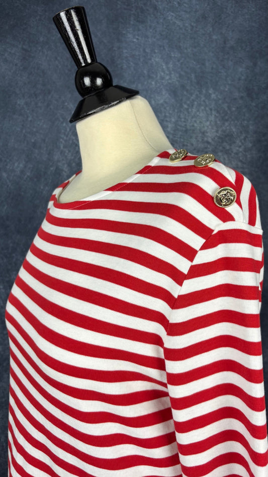 Chandail marinière rouge et blanc à boutons dorés Oui, taille 10 (m/l). Vue de l'encolure.