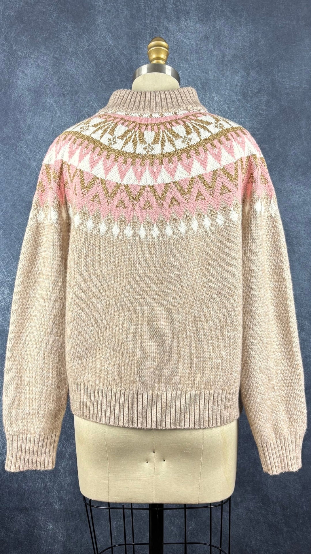 Chandail à motif beige, crème, rose et doré en tricot, Tommy Hilfiger, taille medium. Vue de dos.
