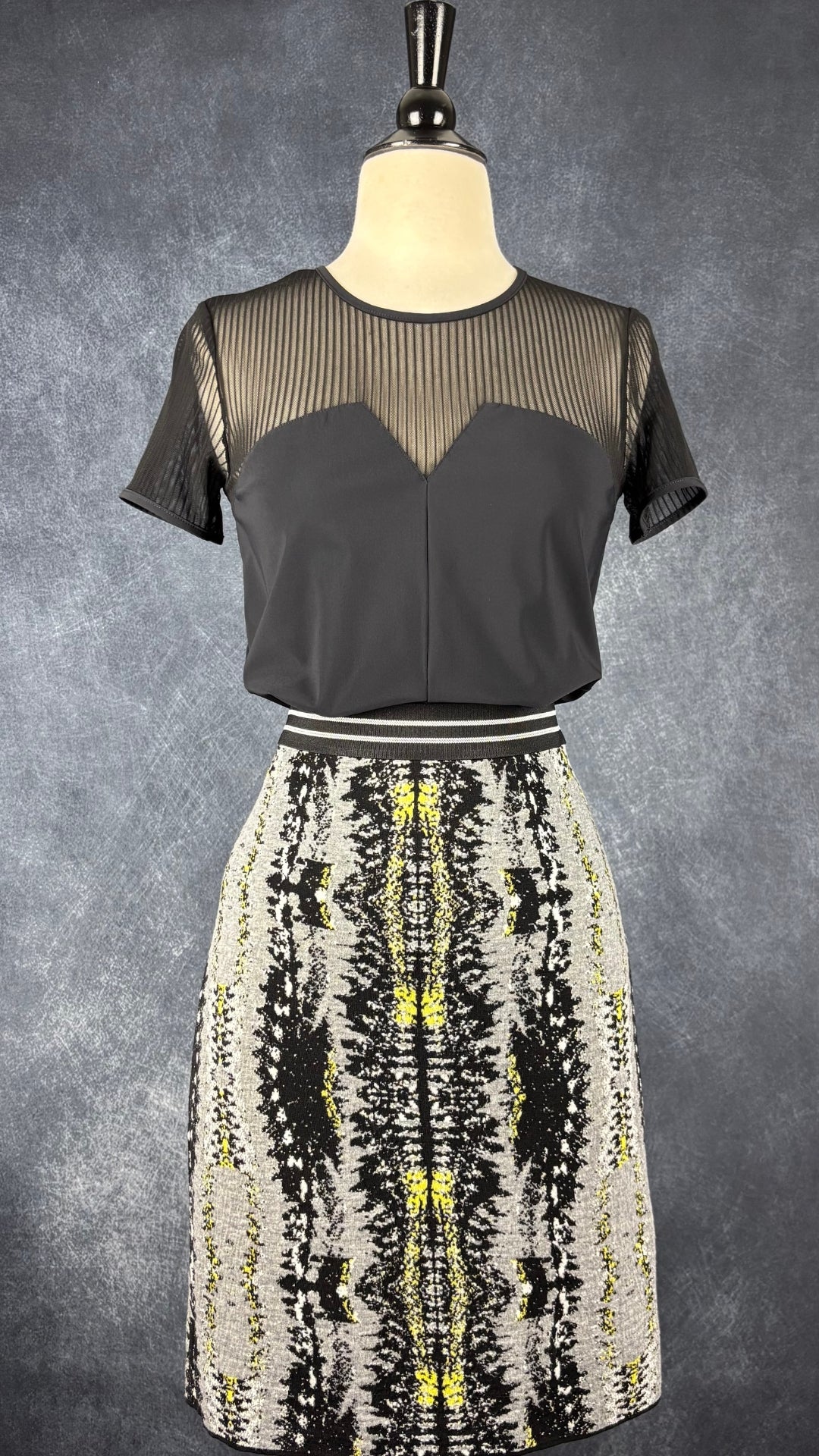 Chandail noir bi-matière Tristan, taille xs. Vue de l'agencement avec la jupe en tricot Marc Cain.