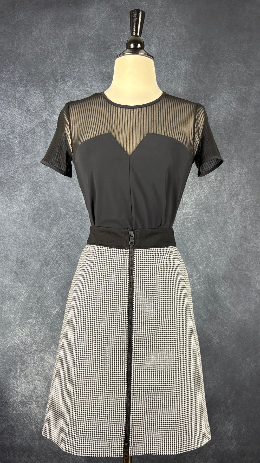 Chandail noir bi-matière Tristan, taille xs. Vue de l'agencement avec la jupe pied-de-poule Tristan.