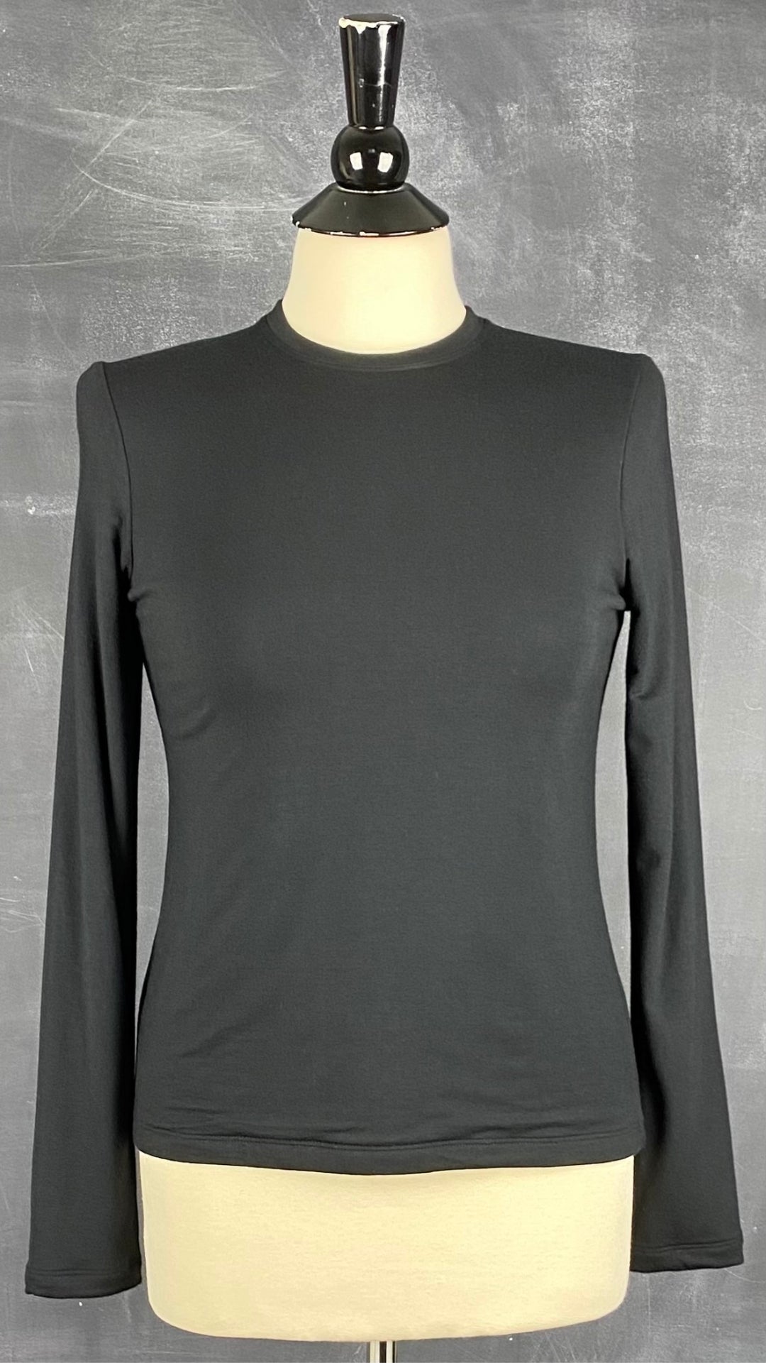 Chandail neuf noir de base à double épaisseur et à manches longues, marque Sève&Co., taille medium. Vue de face.
