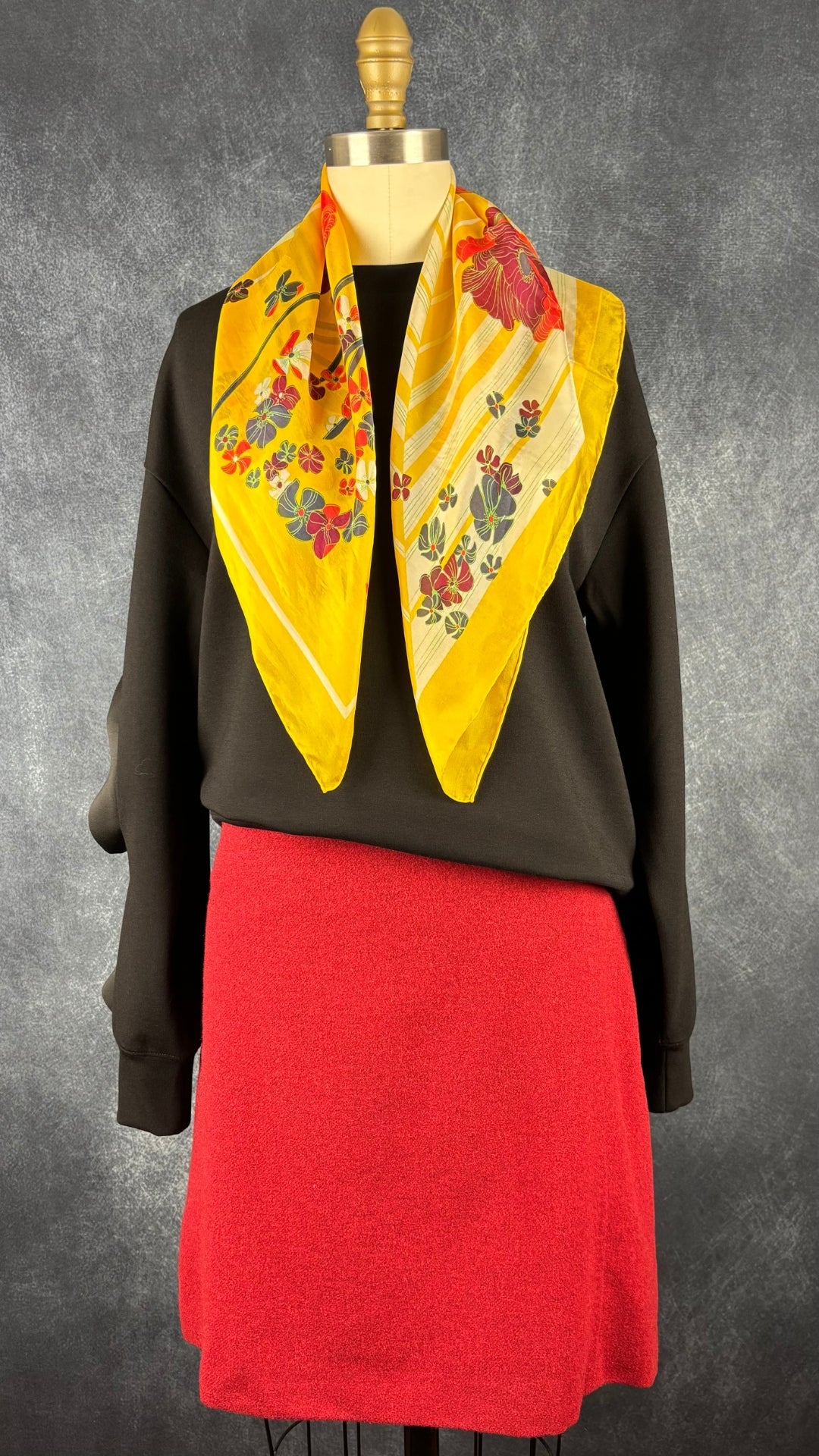 Chandail noir à col rond coupe ample et manches à volants Yaya Women, taille small. Vue de l'agencement avec la jupe en lainage rouge et le foulard en soie florale jaune.