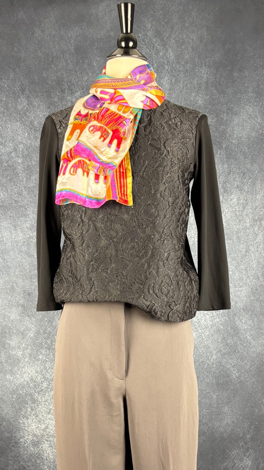 Chandail noir à devant floral texturé Weekend MaxMara, taille estimée à small. Vue de l'agencement avec le foulard à motifs de chats colorés et pantalon taupe Wilfred.