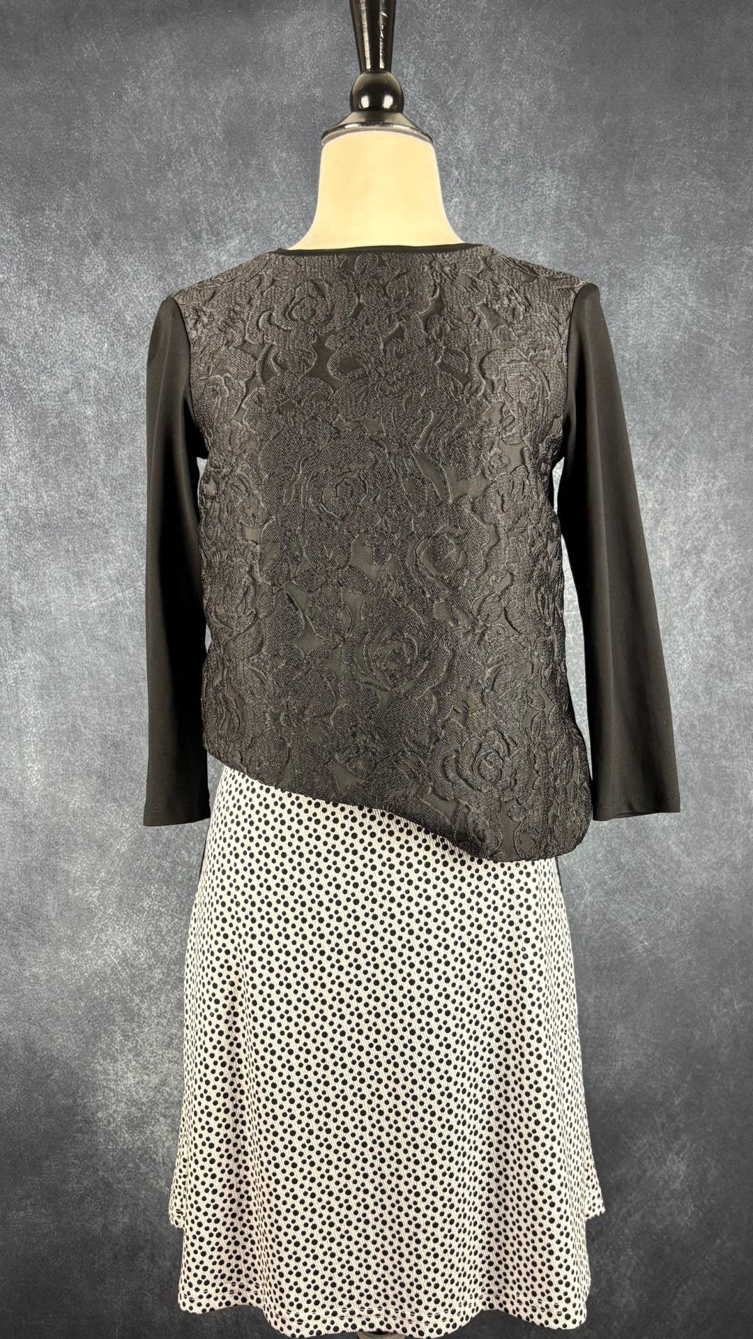 Chandail noir à devant floral texturé Weekend MaxMara, taille estimée à small. Vue de l'agencement avec la jupe à pois Dinh Ba.