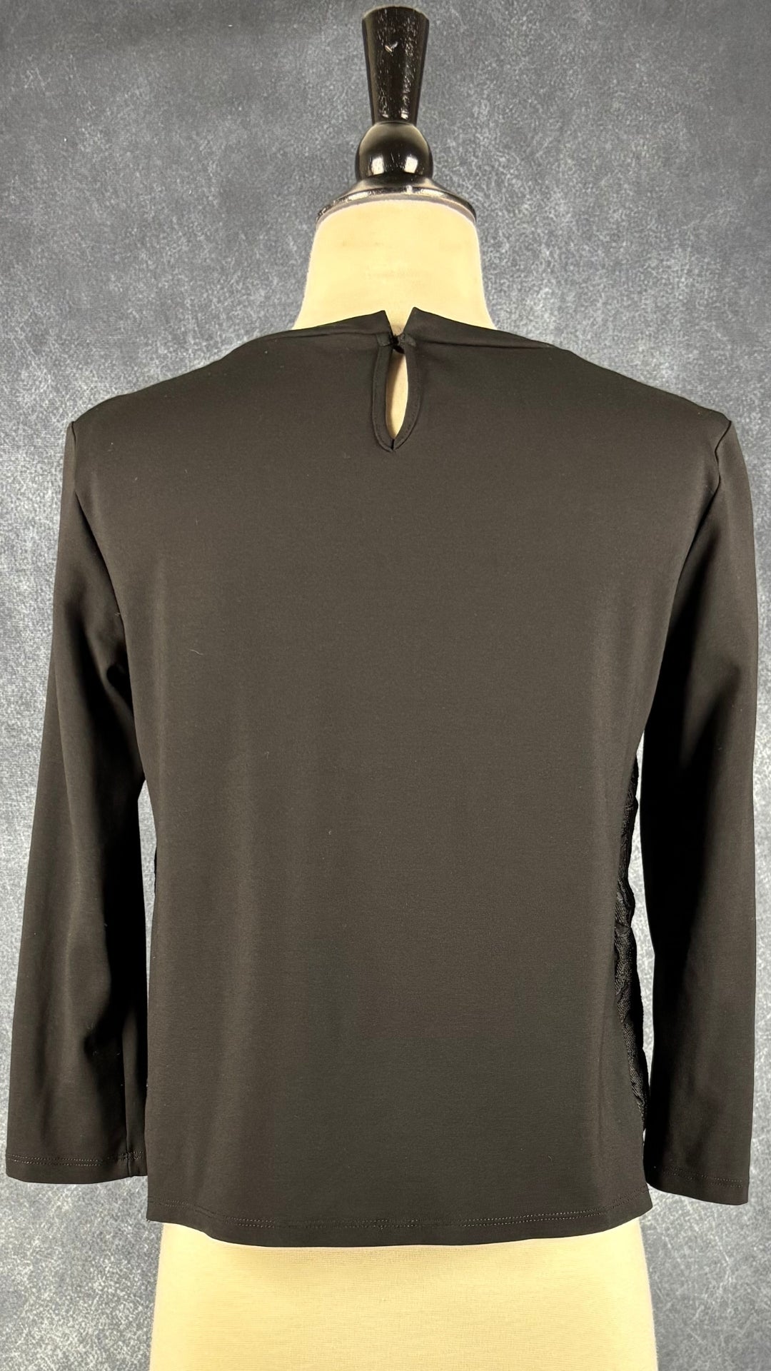 Chandail noir à devant floral texturé Weekend MaxMara, taille estimée à small. Vue de dos.