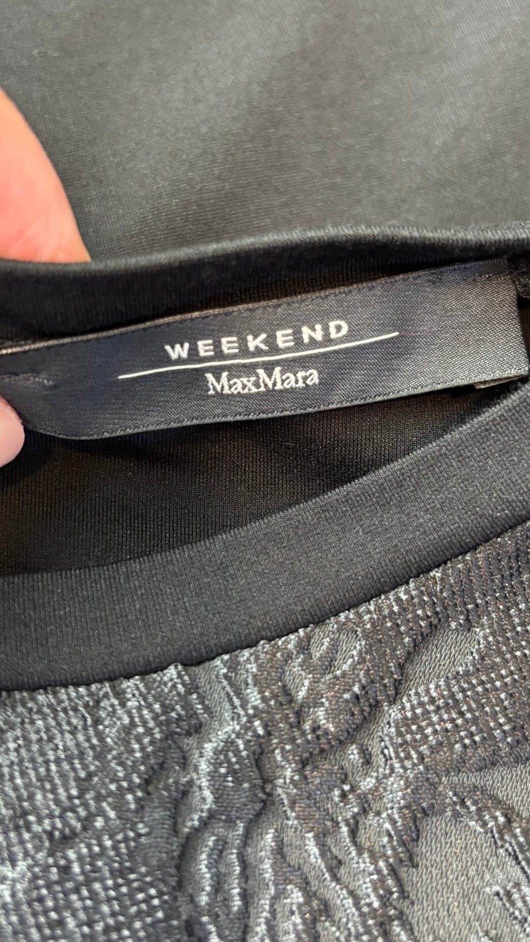 Chandail noir à devant floral texturé Weekend MaxMara, taille estimée à small. Vue de l'étiquette.