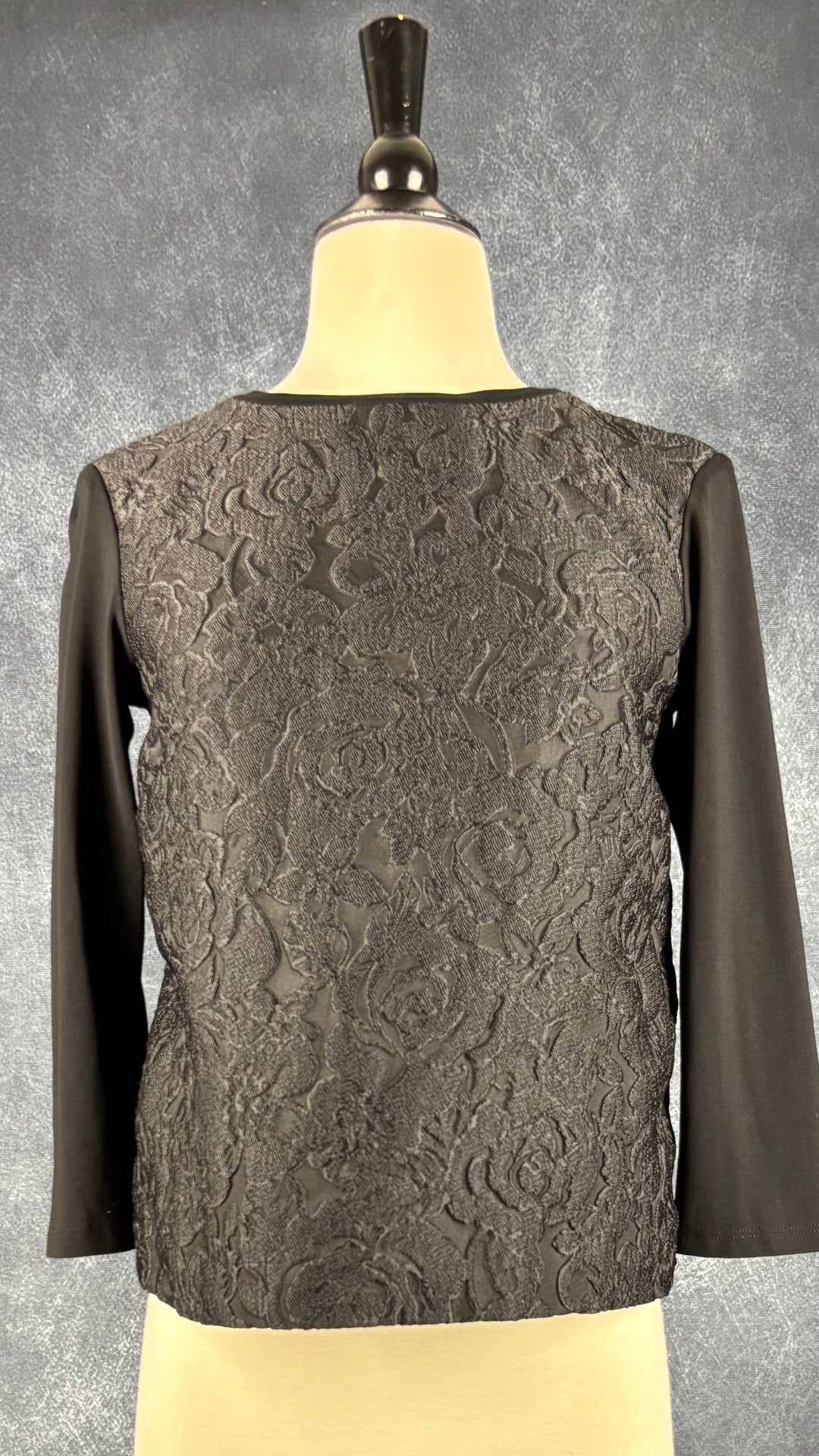 Chandail noir à devant floral texturé Weekend MaxMara, taille estimée à small. Vue de face.