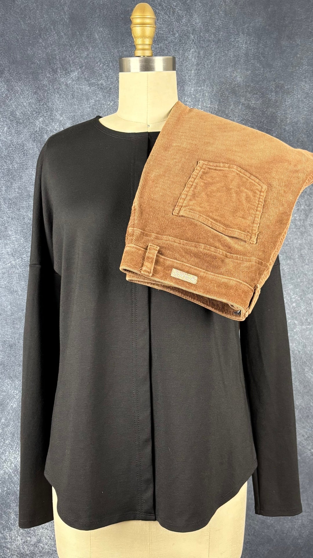 Chandail noir style chemisier Elisa C-Rossow, taille small. Vue de l'agencement avec le pantalon en velours côtelé tan Woolrich.