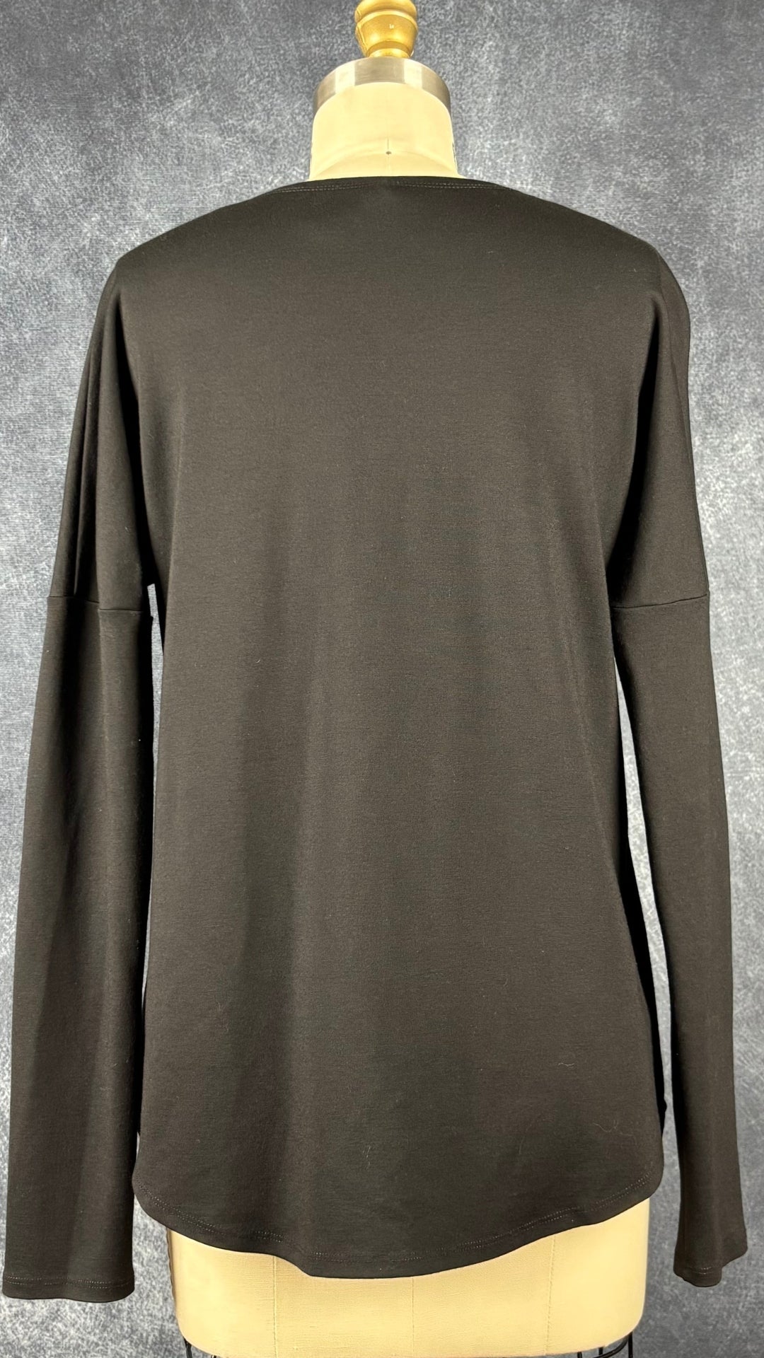 Chandail noir style chemisier Elisa C-Rossow, taille small. Vue de dos.