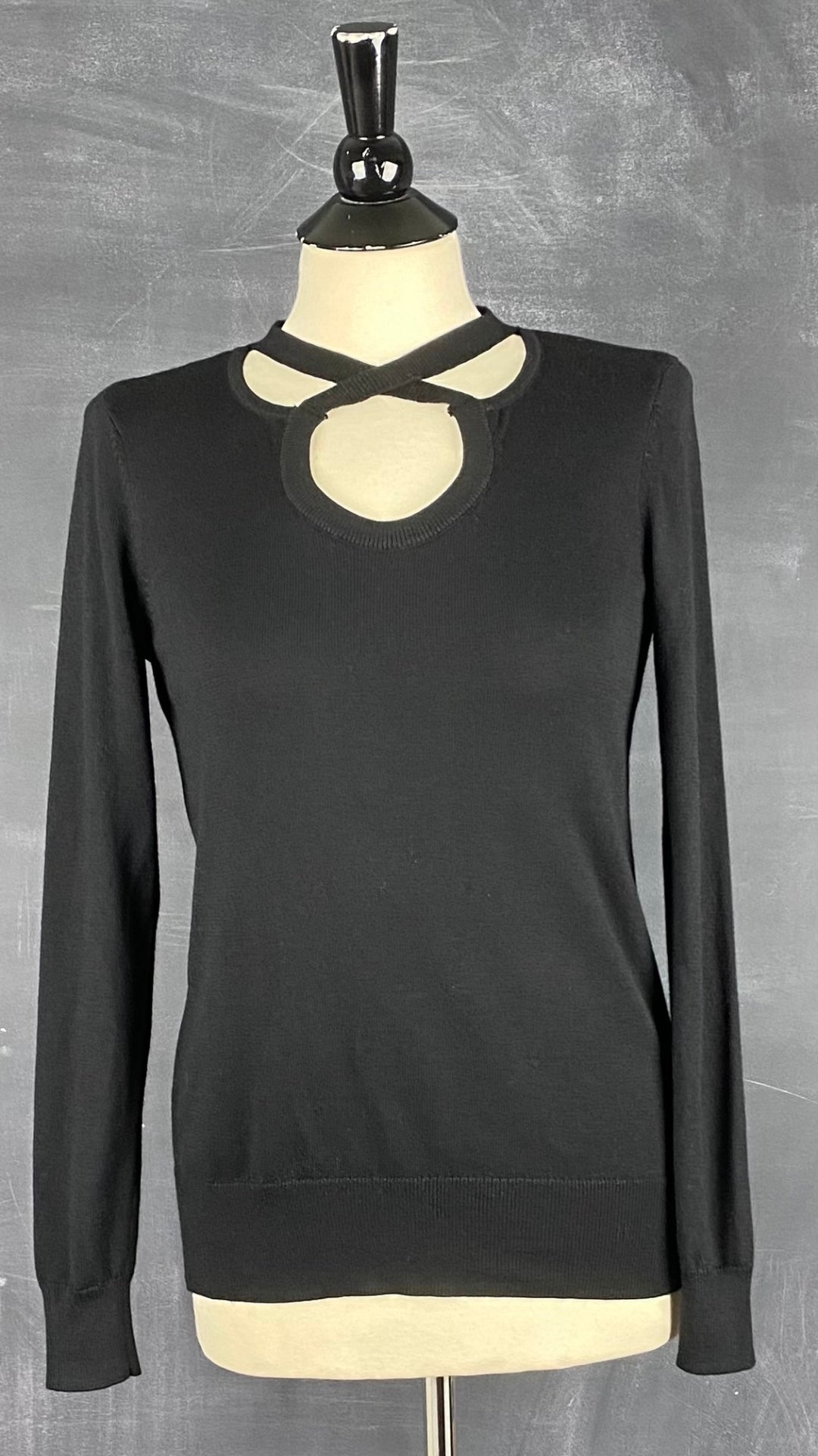 Chandail noir en tricot à encolure à ouvertures majestueuses Michael Kors, taille small. Vue de face.