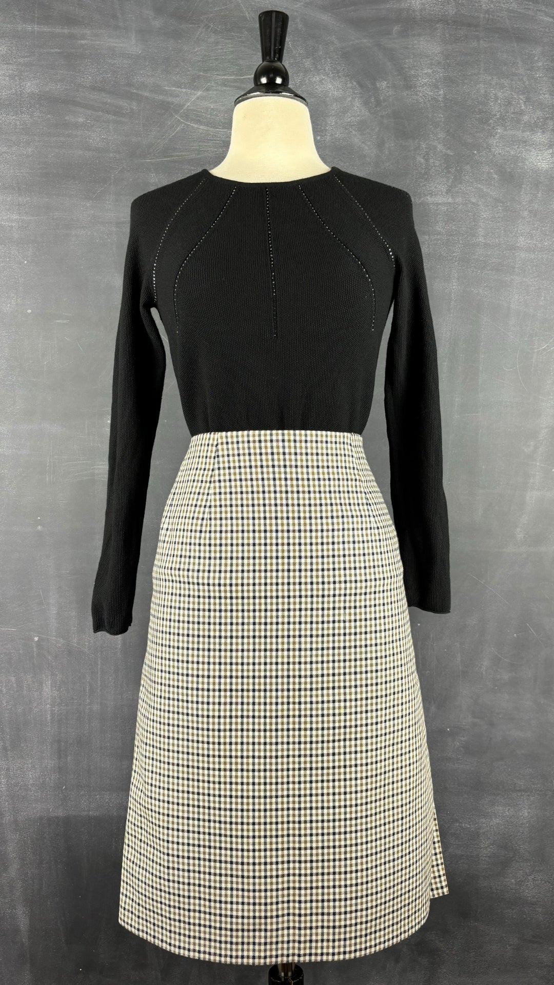 Chandail noir en tricot avec strass à l'encolure, Oui, taille xs/4. Vue de l'agencement avec la jupe à carreaux Aquascutum.