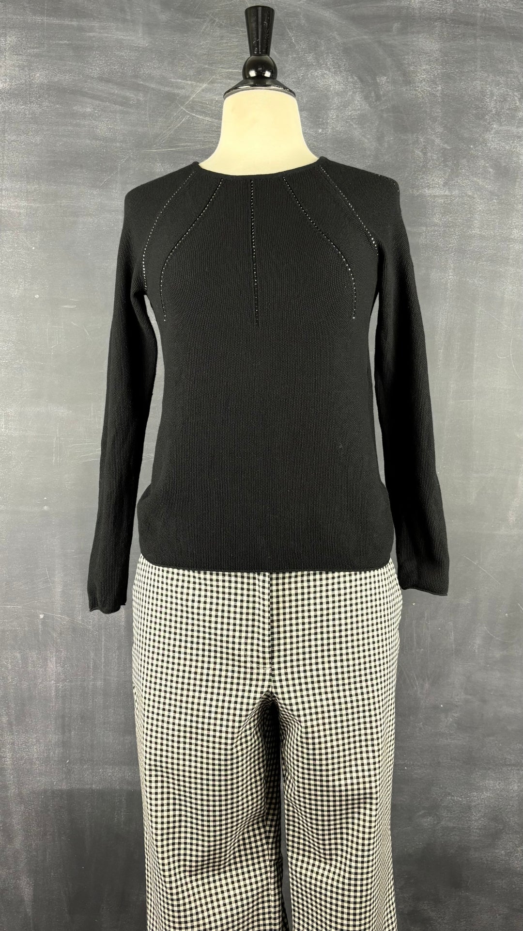 Chandail noir en tricot avec strass à l'encolure, Oui, taille xs/4. Vue de l'agencement avec le pantalon vichy.