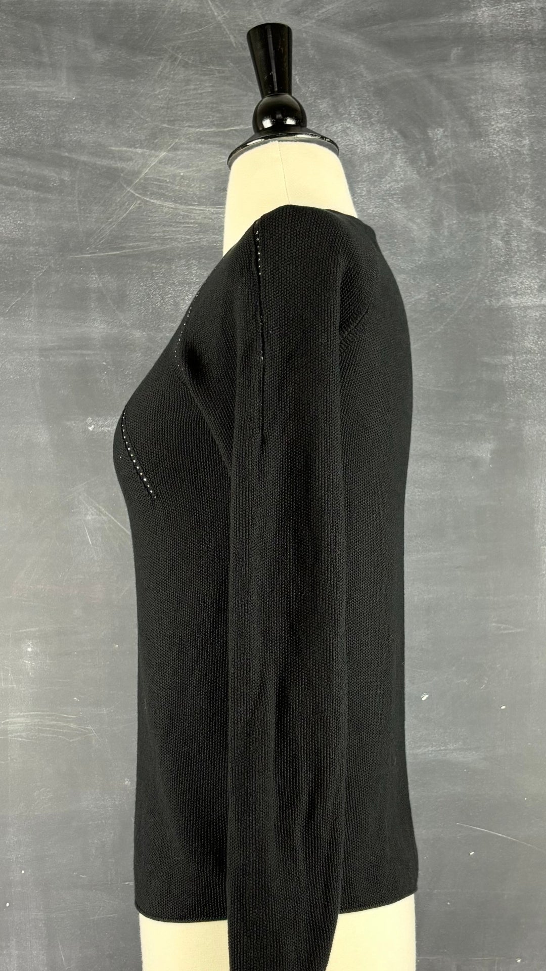 Chandail noir en tricot avec strass à l'encolure, Oui, taille xs/4. Vue de côté.